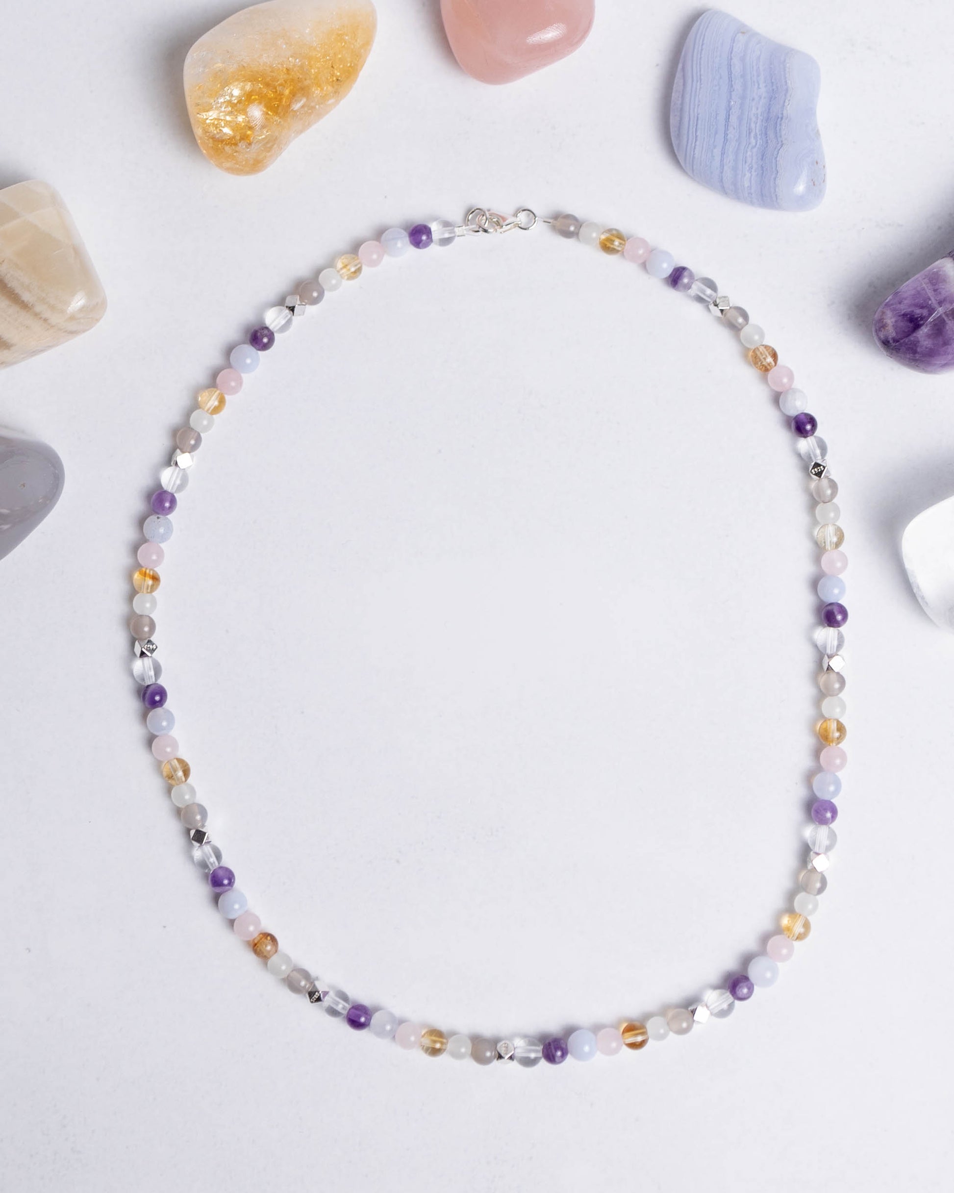 Chakra Kette mit 4mm Perlen aus sieben Edelsteinen – Edelsteinschmuck für Klarheit, Balance und spirituelles Wachstum