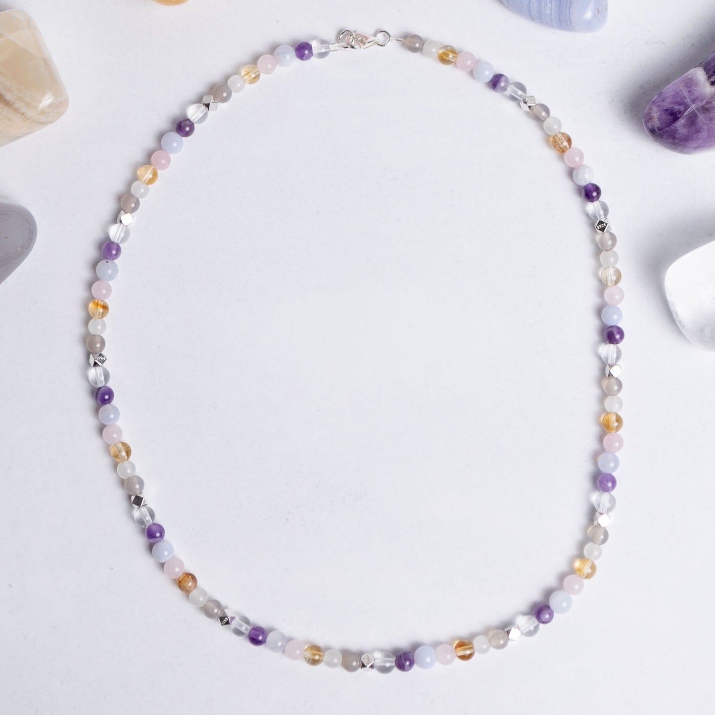 Chakra Kette mit 4mm Perlen aus sieben Edelsteinen – Edelsteinschmuck für Klarheit, Balance und spirituelles Wachstum