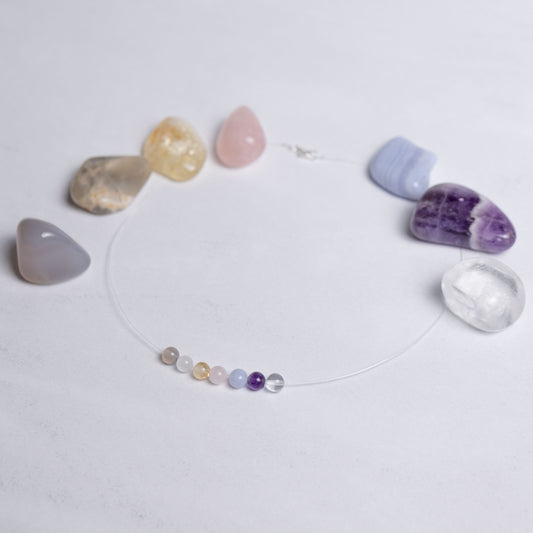 Chakra Kette mit transparentem Nylonband und je einer 6mm Perle – sieben Edelsteine für innere Harmonie und Energie