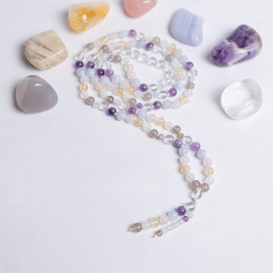 Chakra Mala mit 7 Edelsteinen – Achat, Mondstein, Citrin, Rosenquarz, Chalcedon, Amethyst und Bergkristall – handgeknüpft für Ausgleich und Energiefluss