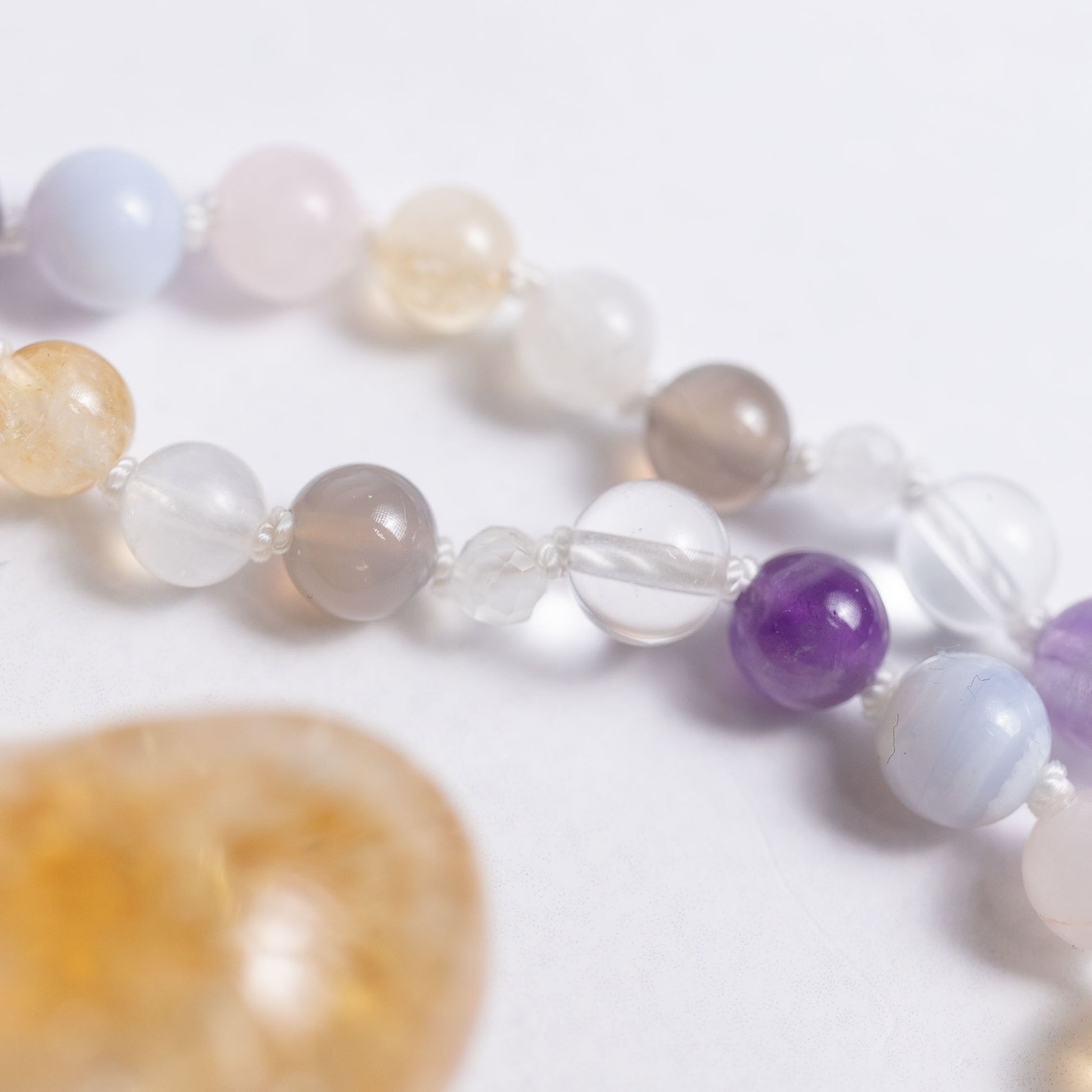 Chakra Mala mit 7 Edelsteinen – Achat, Mondstein, Citrin, Rosenquarz, Chalcedon, Amethyst und Bergkristall – handgeknüpft für Ausgleich und Energiefluss