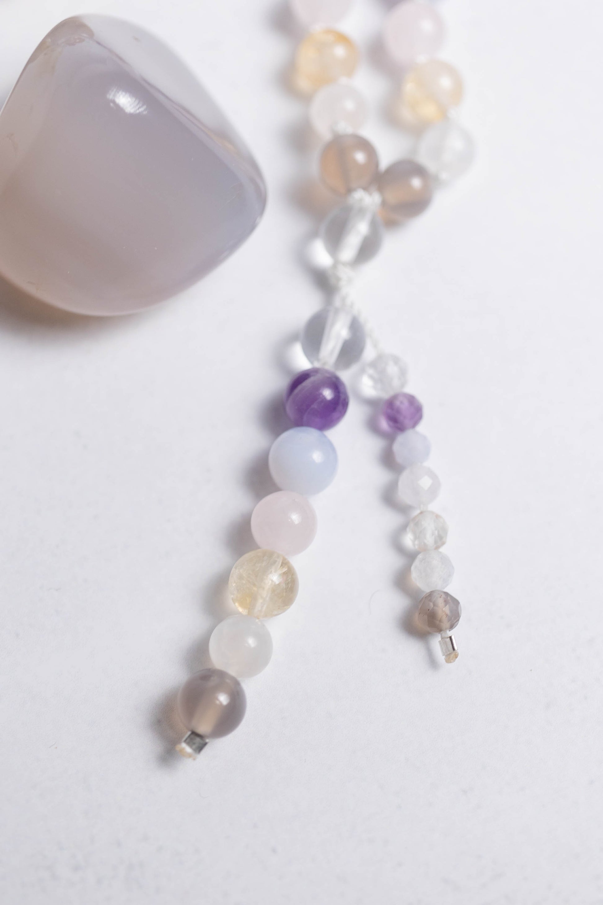 Chakra Mala mit 7 Edelsteinen – Achat, Mondstein, Citrin, Rosenquarz, Chalcedon, Amethyst und Bergkristall – handgeknüpft für Ausgleich und Energiefluss