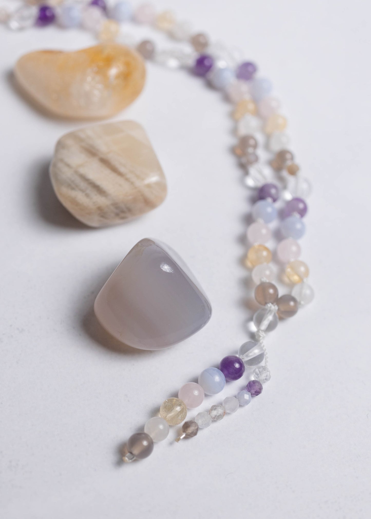 Chakra Mala mit 7 Edelsteinen – Achat, Mondstein, Citrin, Rosenquarz, Chalcedon, Amethyst und Bergkristall – handgeknüpft für Ausgleich und Energiefluss