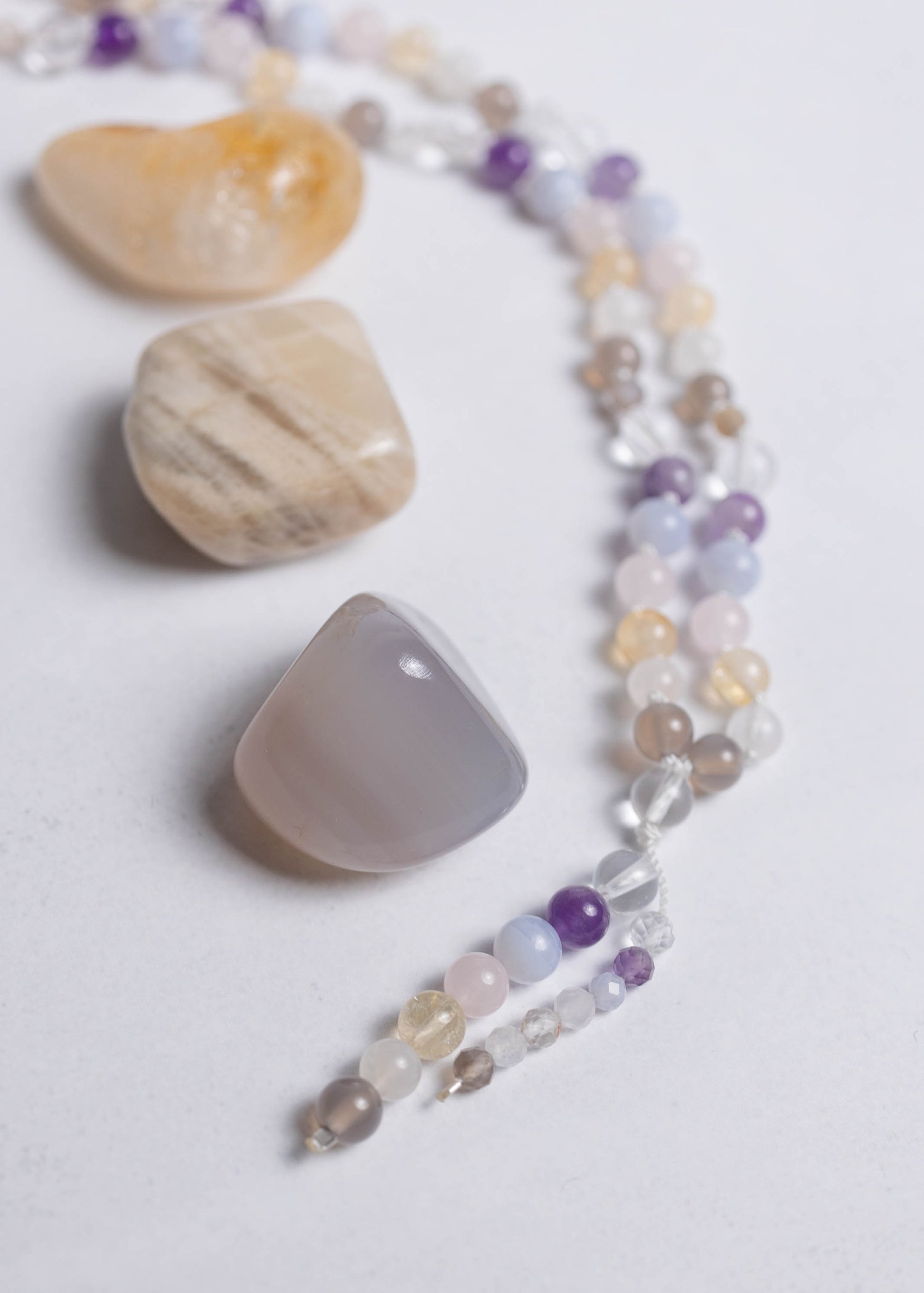 Chakra Mala mit 7 Edelsteinen – Achat, Mondstein, Citrin, Rosenquarz, Chalcedon, Amethyst und Bergkristall – handgeknüpft für Ausgleich und Energiefluss