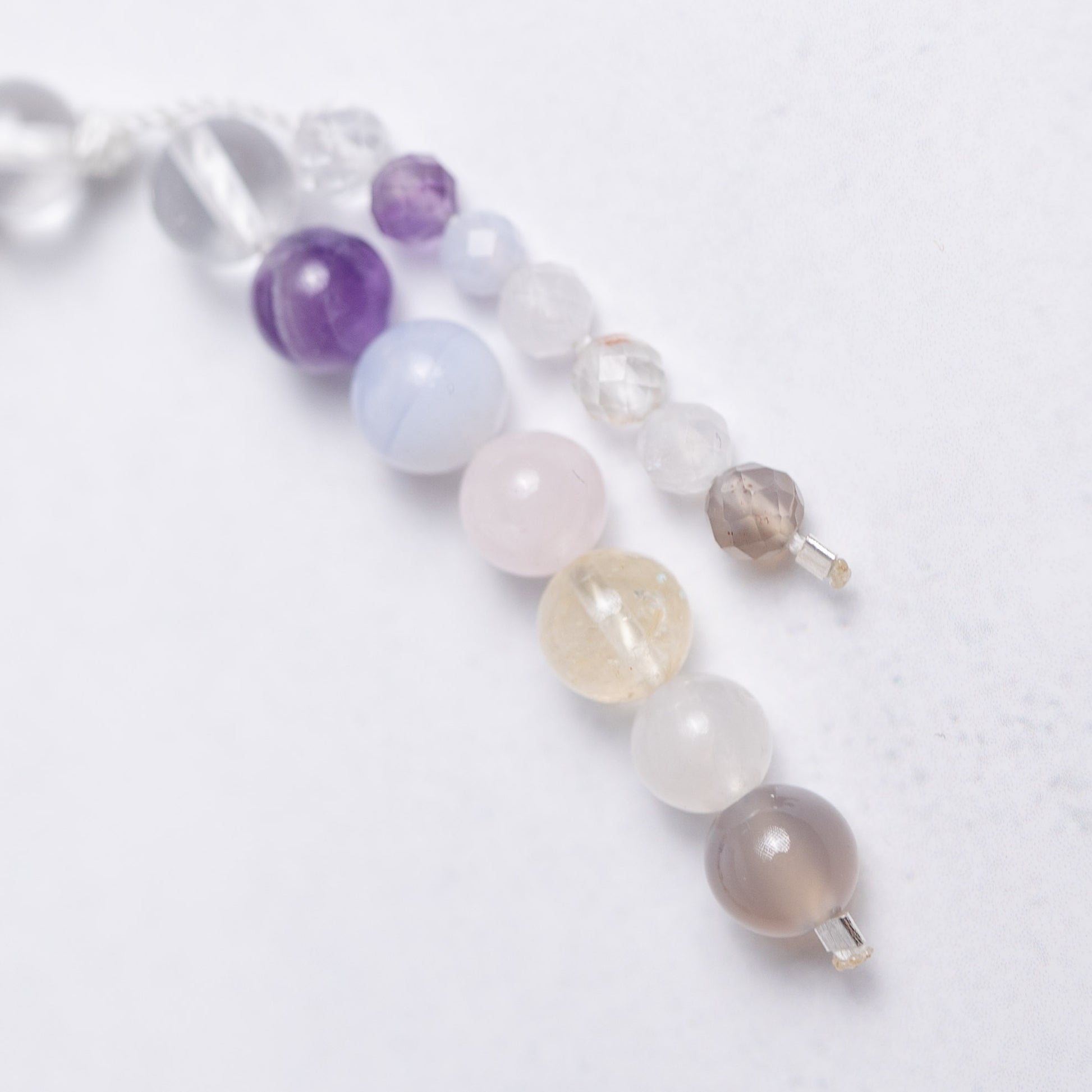 Chakra Mala mit 7 Edelsteinen – Achat, Mondstein, Citrin, Rosenquarz, Chalcedon, Amethyst und Bergkristall – handgeknüpft für Ausgleich und Energiefluss