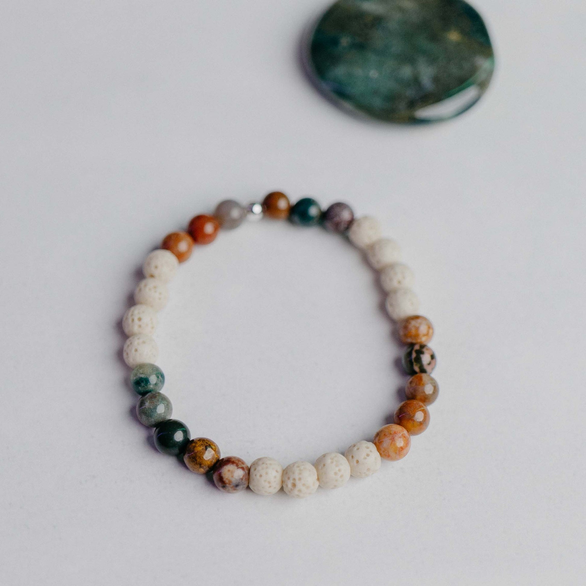 Diffusor Armband klassisch mit 12 Lavaperlen – edler Schmuck, der Aromaöl sanft abgibt. Handarbeit von Moonlight Edelsteine.