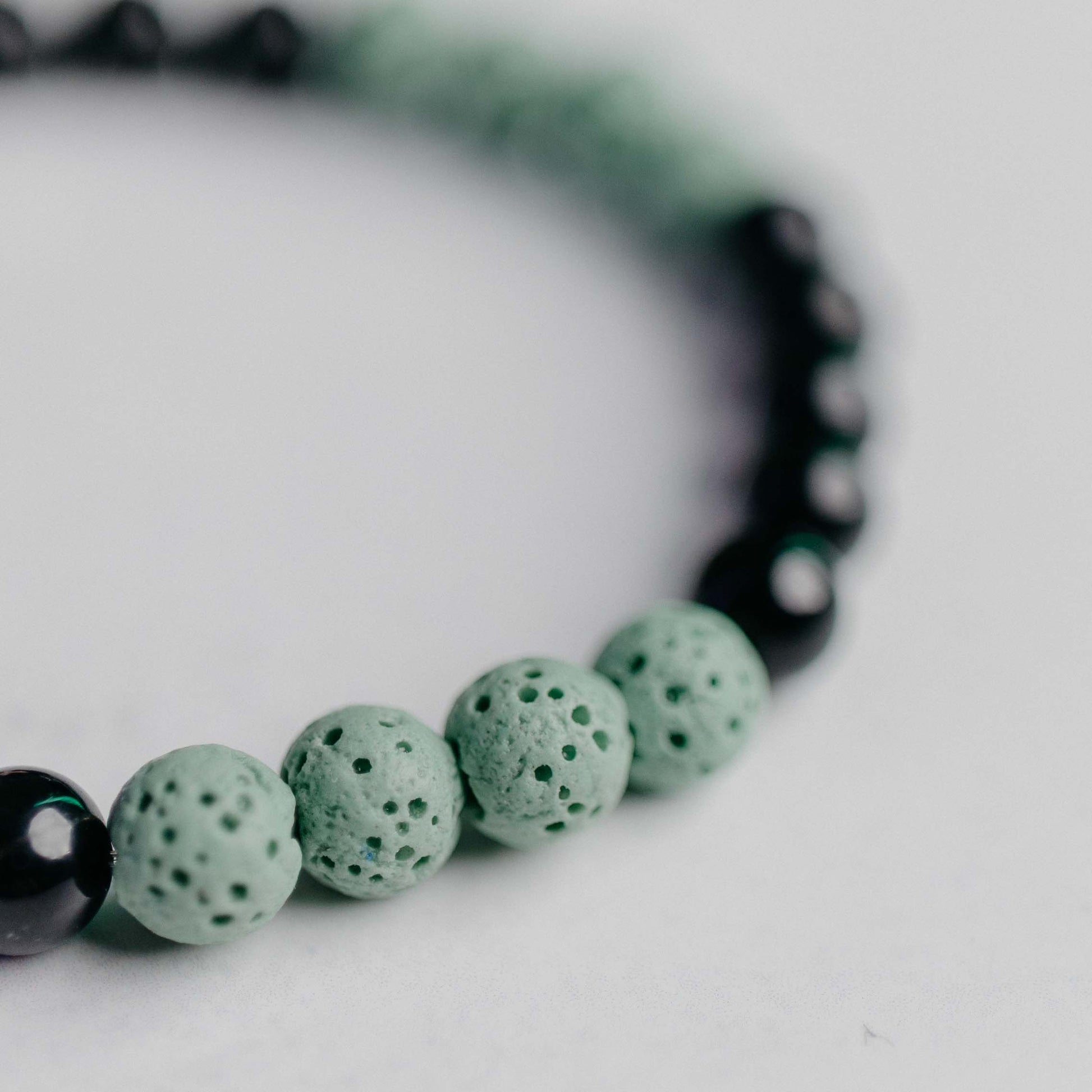 Diffusor Armband klassisch mit 12 Lavaperlen – edler Schmuck, der Aromaöl sanft abgibt. Handarbeit von Moonlight Edelsteine.