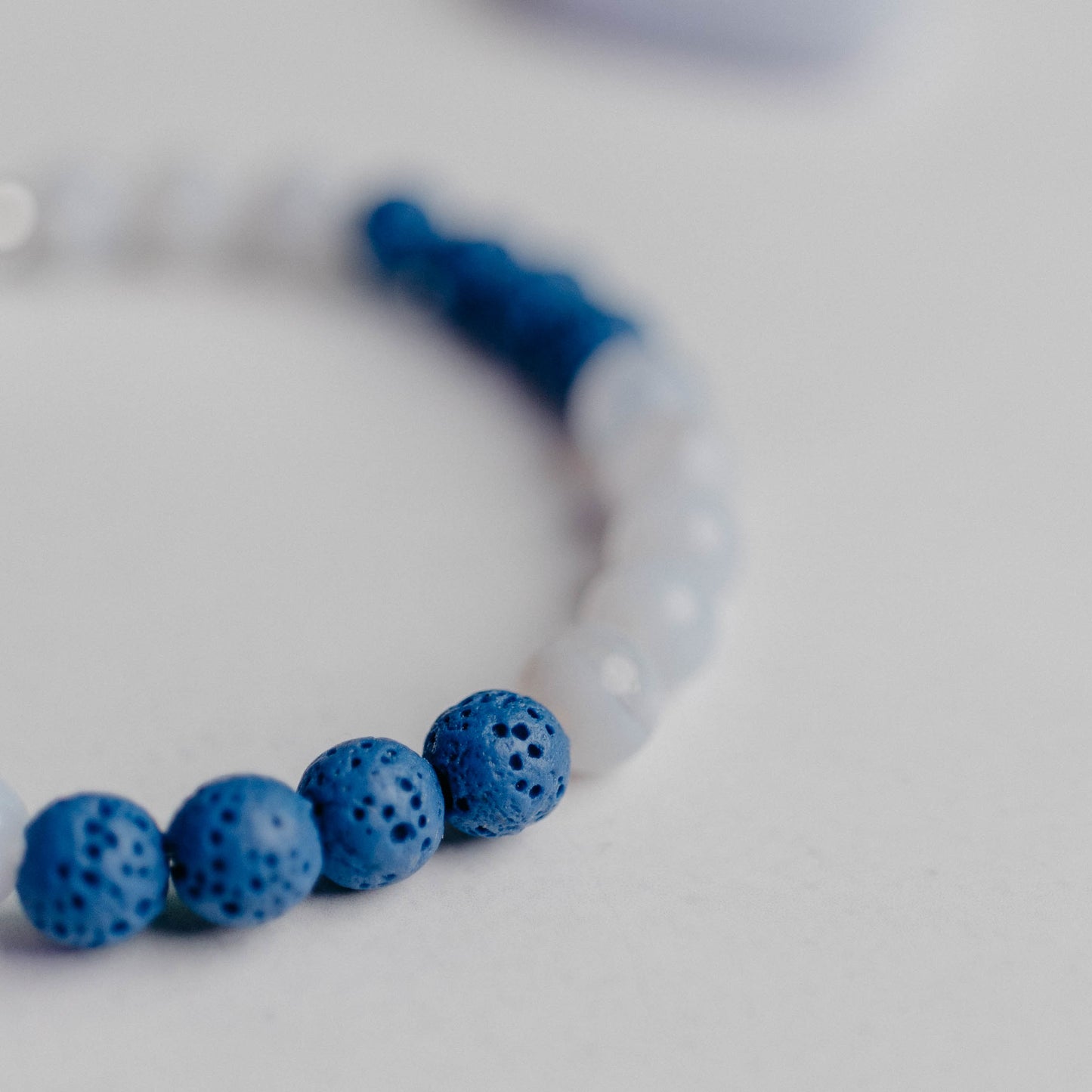 Diffusor Armband klassisch mit 12 Lavaperlen – edler Schmuck, der Aromaöl sanft abgibt. Handarbeit von Moonlight Edelsteine.