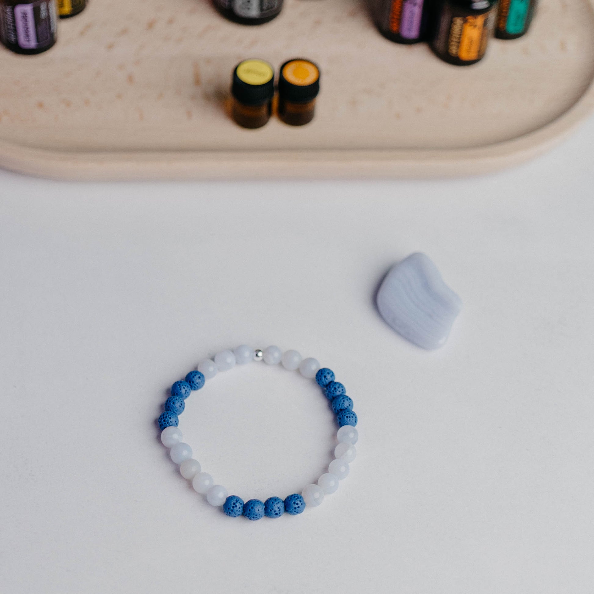 Diffusor Armband klassisch mit 12 Lavaperlen – edler Schmuck, der Aromaöl sanft abgibt. Handarbeit von Moonlight Edelsteine.