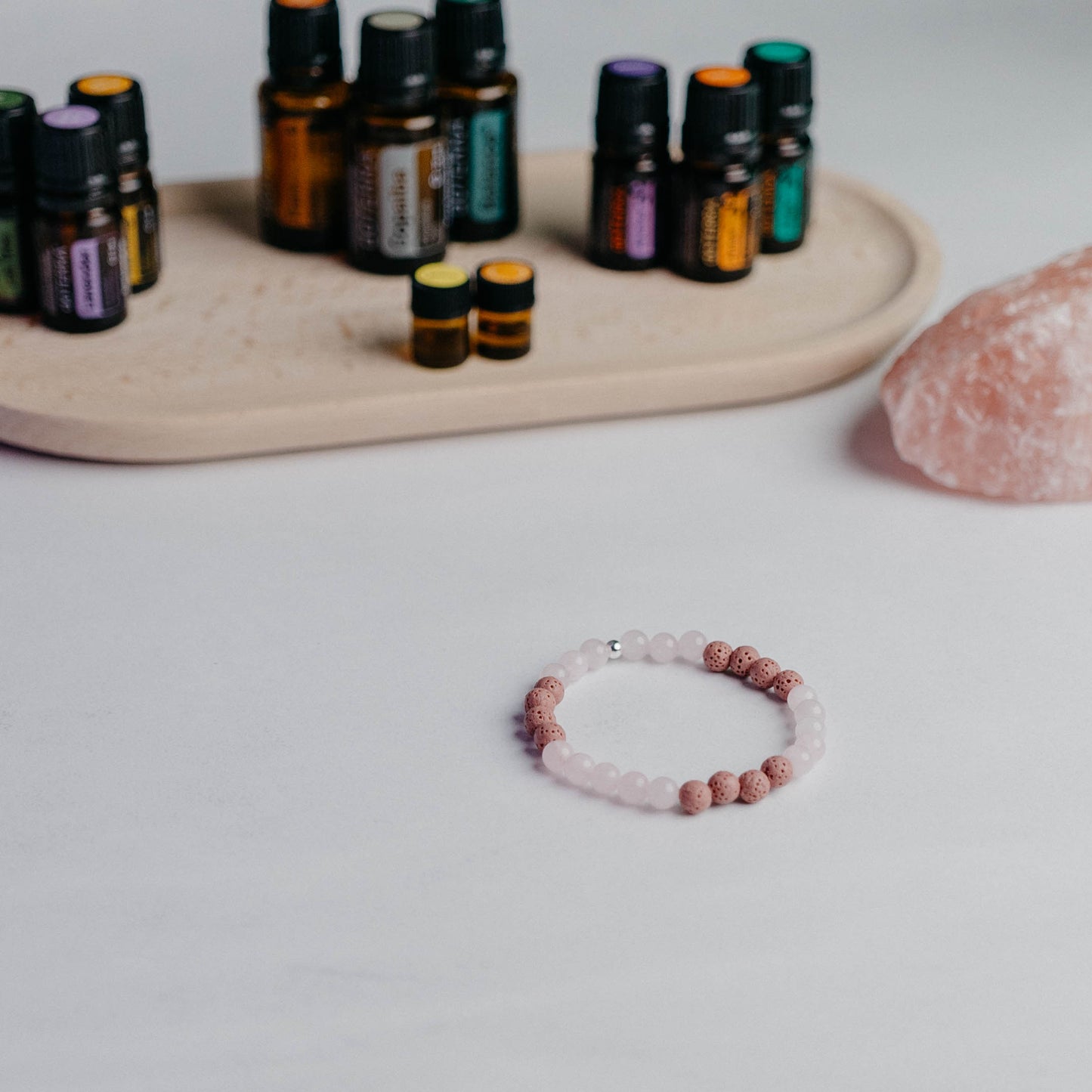 Diffusor Armband klassisch mit 12 Lavaperlen – edler Schmuck, der Aromaöl sanft abgibt. Handarbeit von Moonlight Edelsteine.