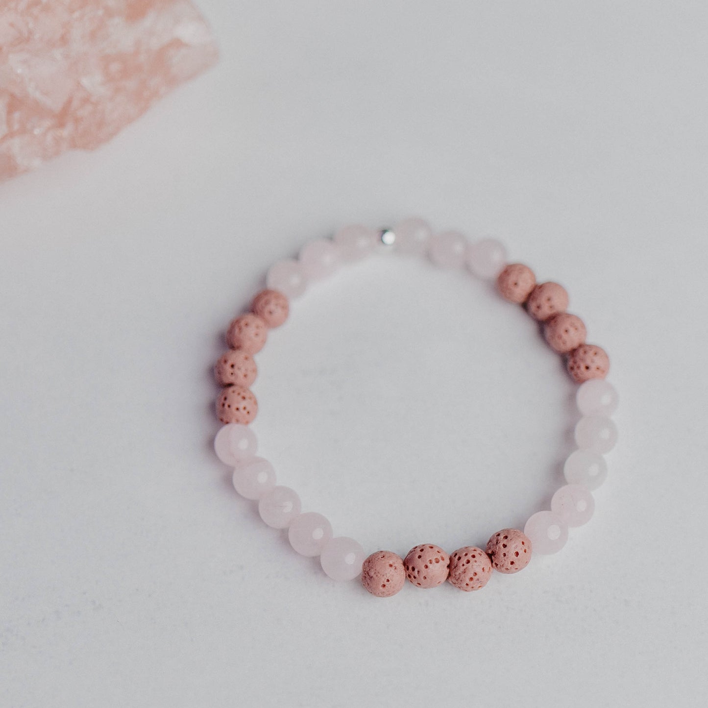 Diffusor Armband klassisch mit 12 Lavaperlen – edler Schmuck, der Aromaöl sanft abgibt. Handarbeit von Moonlight Edelsteine.