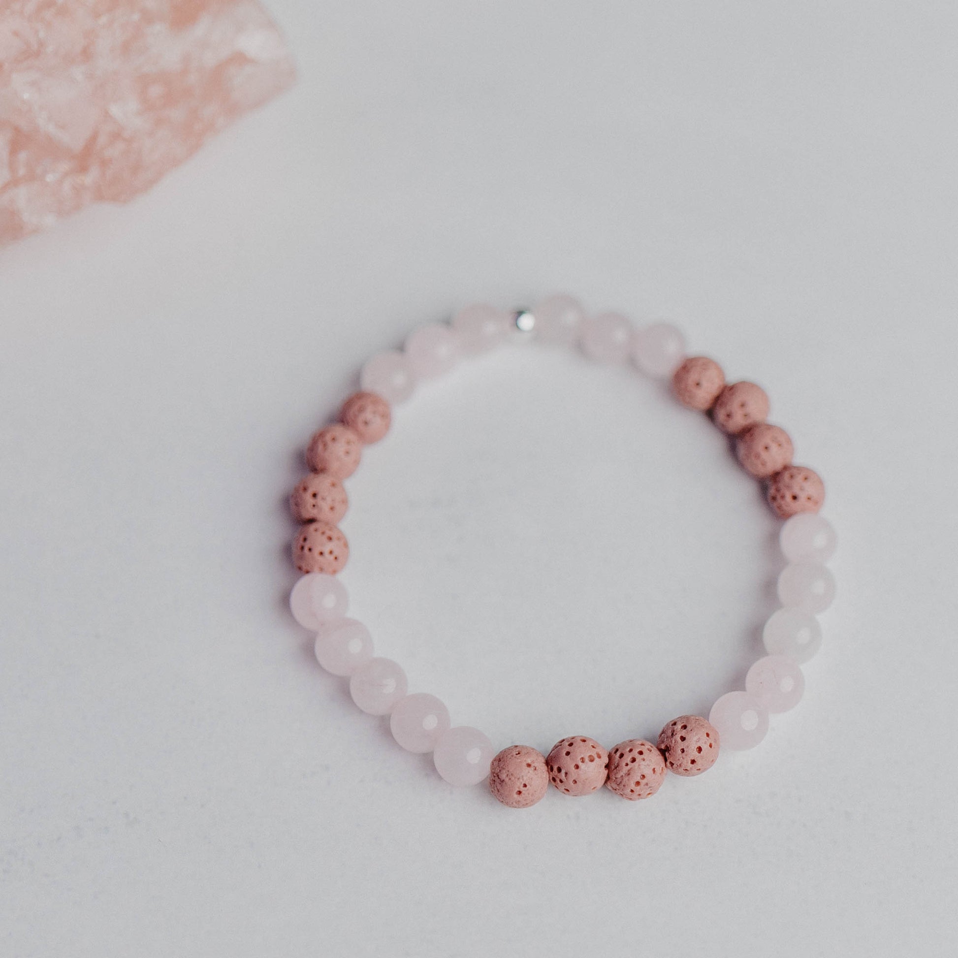 Diffusor Armband klassisch mit 12 Lavaperlen – edler Schmuck, der Aromaöl sanft abgibt. Handarbeit von Moonlight Edelsteine.