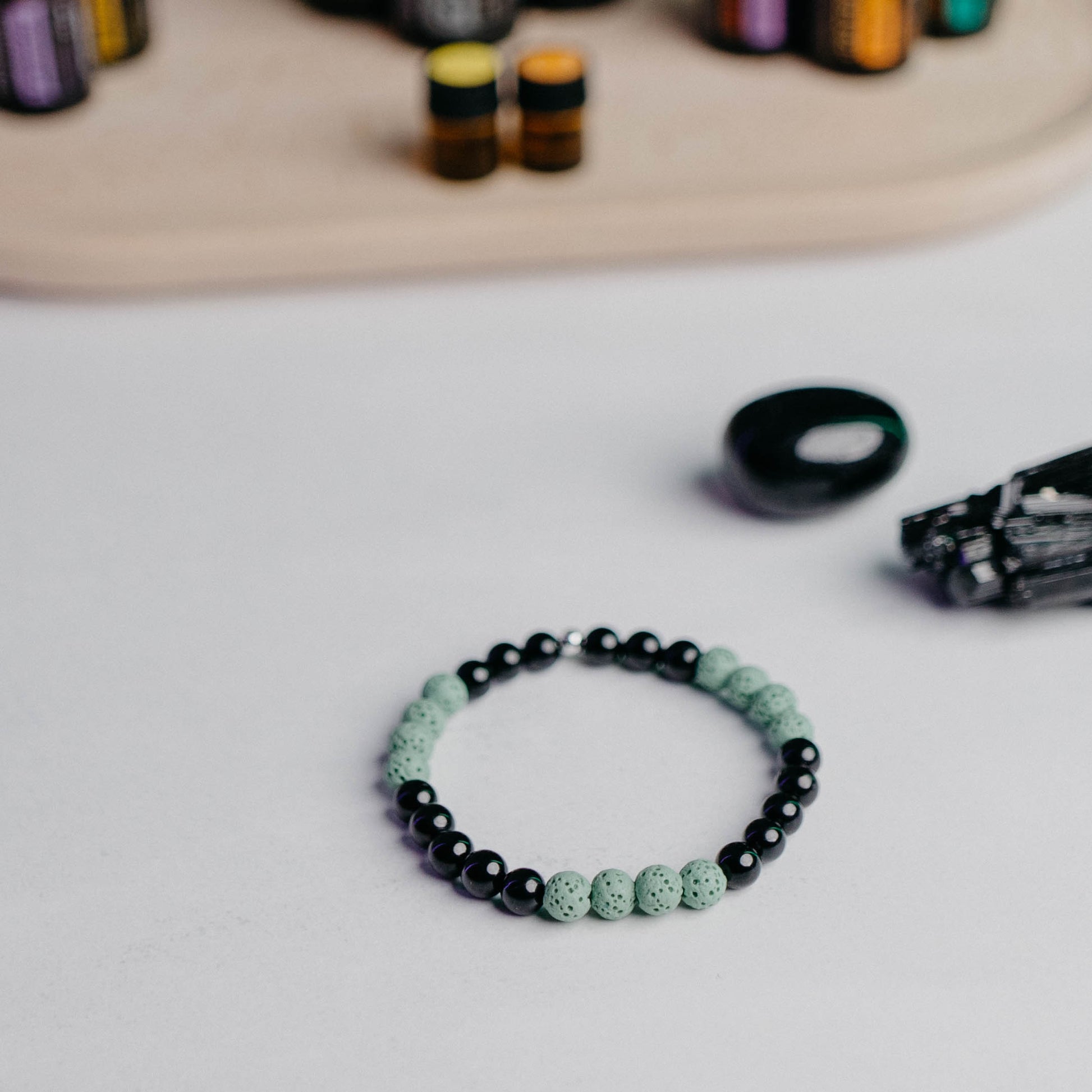 Diffusor Armband klassisch mit 12 Lavaperlen – edler Schmuck, der Aromaöl sanft abgibt. Handarbeit von Moonlight Edelsteine.
