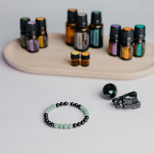 Diffusor Armband klassisch mit 12 Lavaperlen – edler Schmuck, der Aromaöl sanft abgibt. Handarbeit von Moonlight Edelsteine.