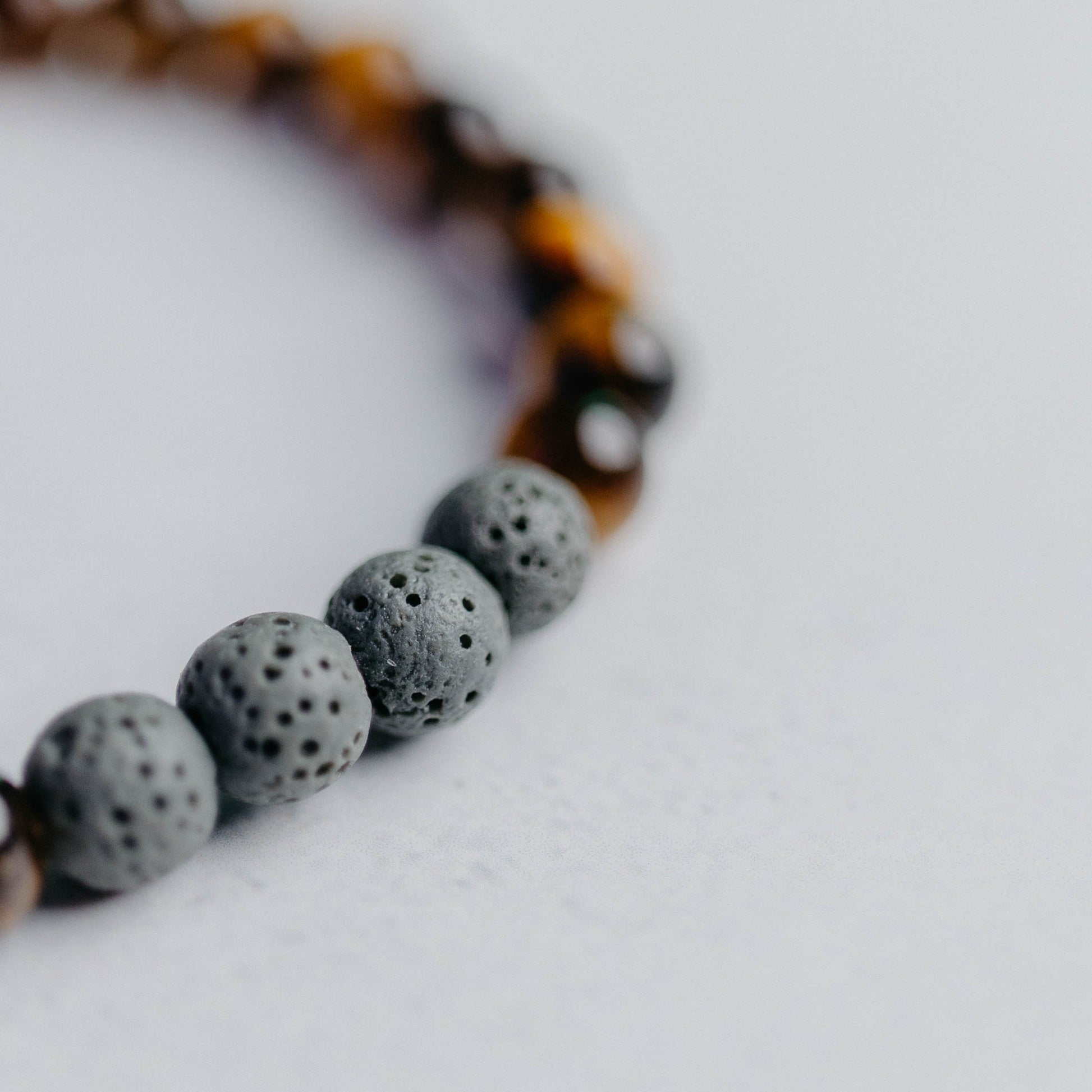 Diffusor Armband klassisch mit 4 Lavaperlen – ideal zum Beduften mit ätherischen Ölen. Handgefertigter Edelstein-Schmuck von Moonlight.