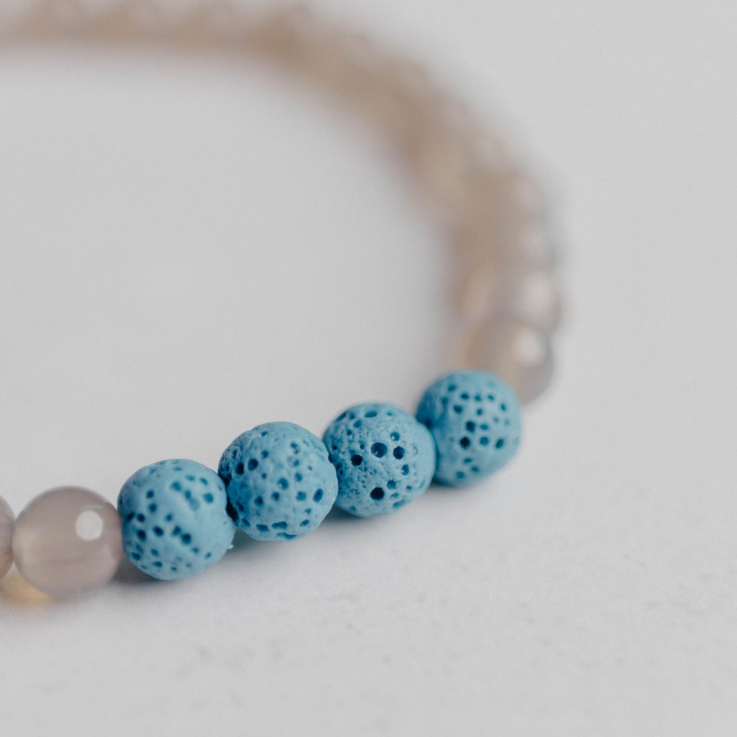 Diffusor Armband klassisch mit 4 Lavaperlen – ideal zum Beduften mit ätherischen Ölen. Handgefertigter Edelstein-Schmuck von Moonlight.