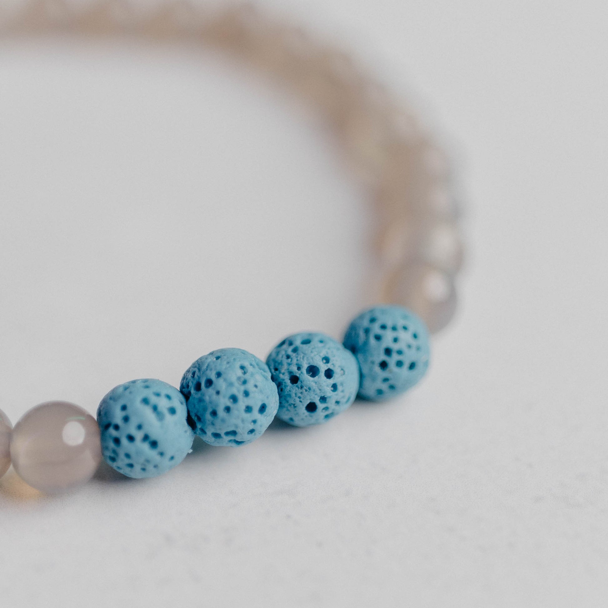 Diffusor Armband klassisch mit 4 Lavaperlen – ideal zum Beduften mit ätherischen Ölen. Handgefertigter Edelstein-Schmuck von Moonlight.