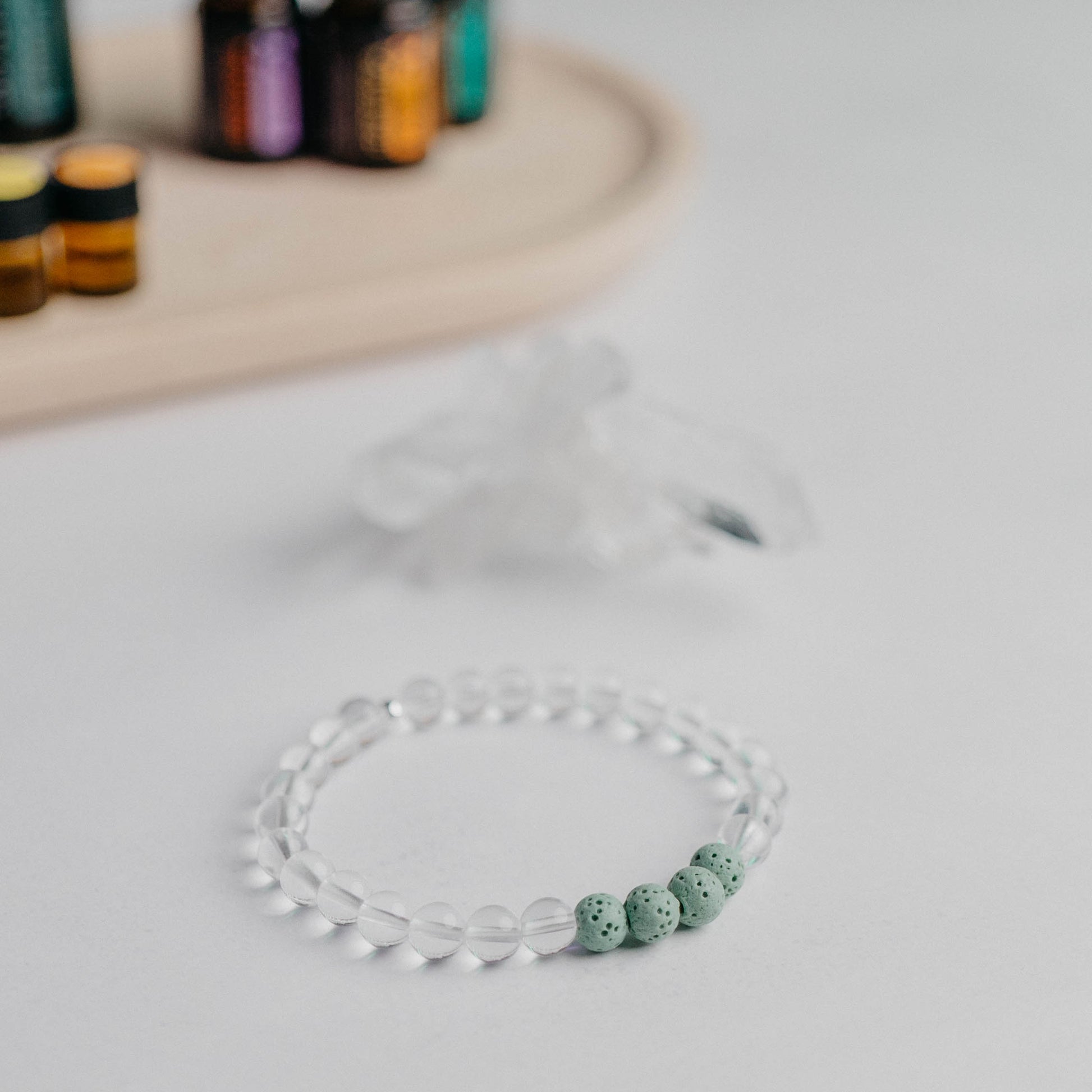 Diffusor Armband klassisch mit 4 Lavaperlen – ideal zum Beduften mit ätherischen Ölen. Handgefertigter Edelstein-Schmuck von Moonlight.