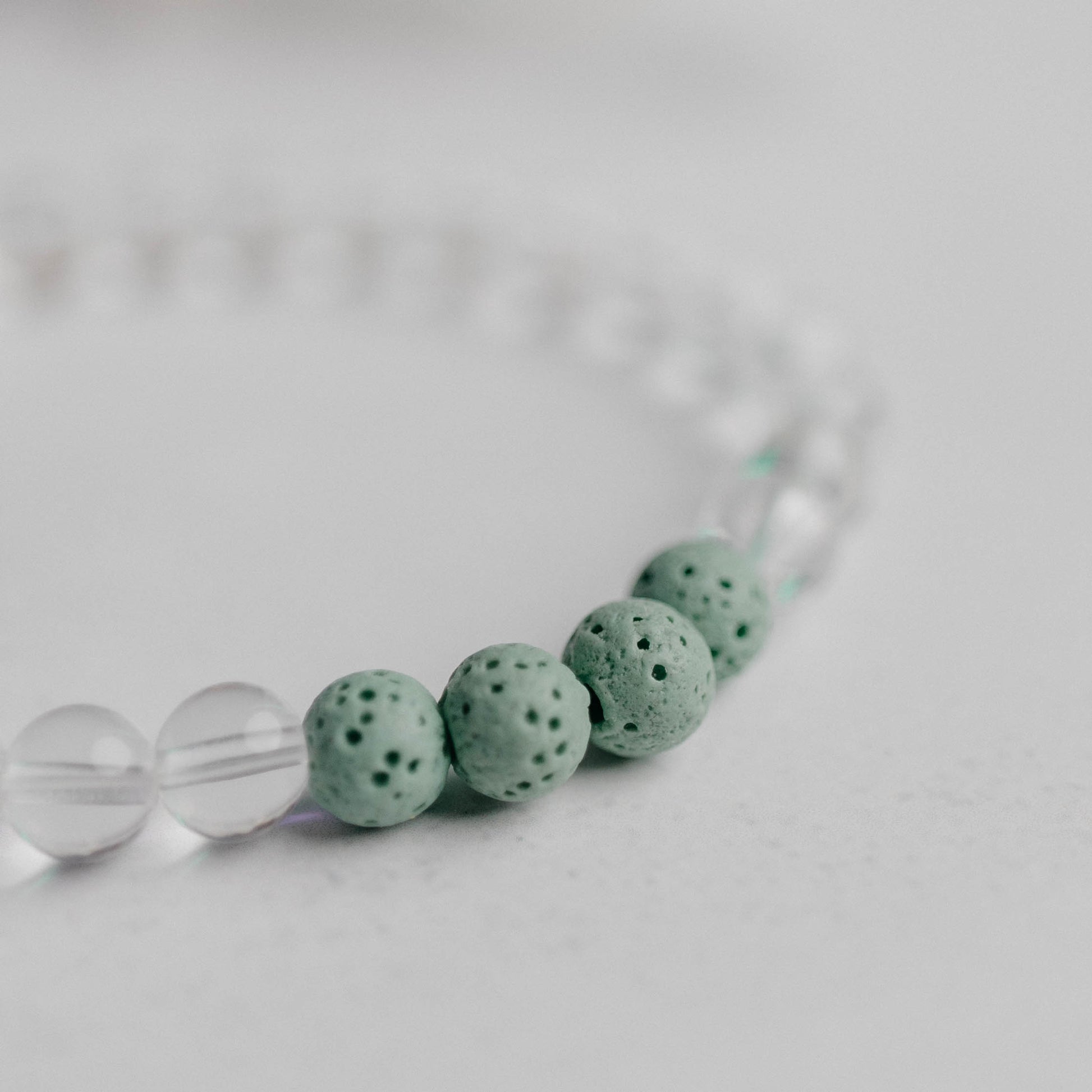Diffusor Armband klassisch mit 4 Lavaperlen – ideal zum Beduften mit ätherischen Ölen. Handgefertigter Edelstein-Schmuck von Moonlight.
