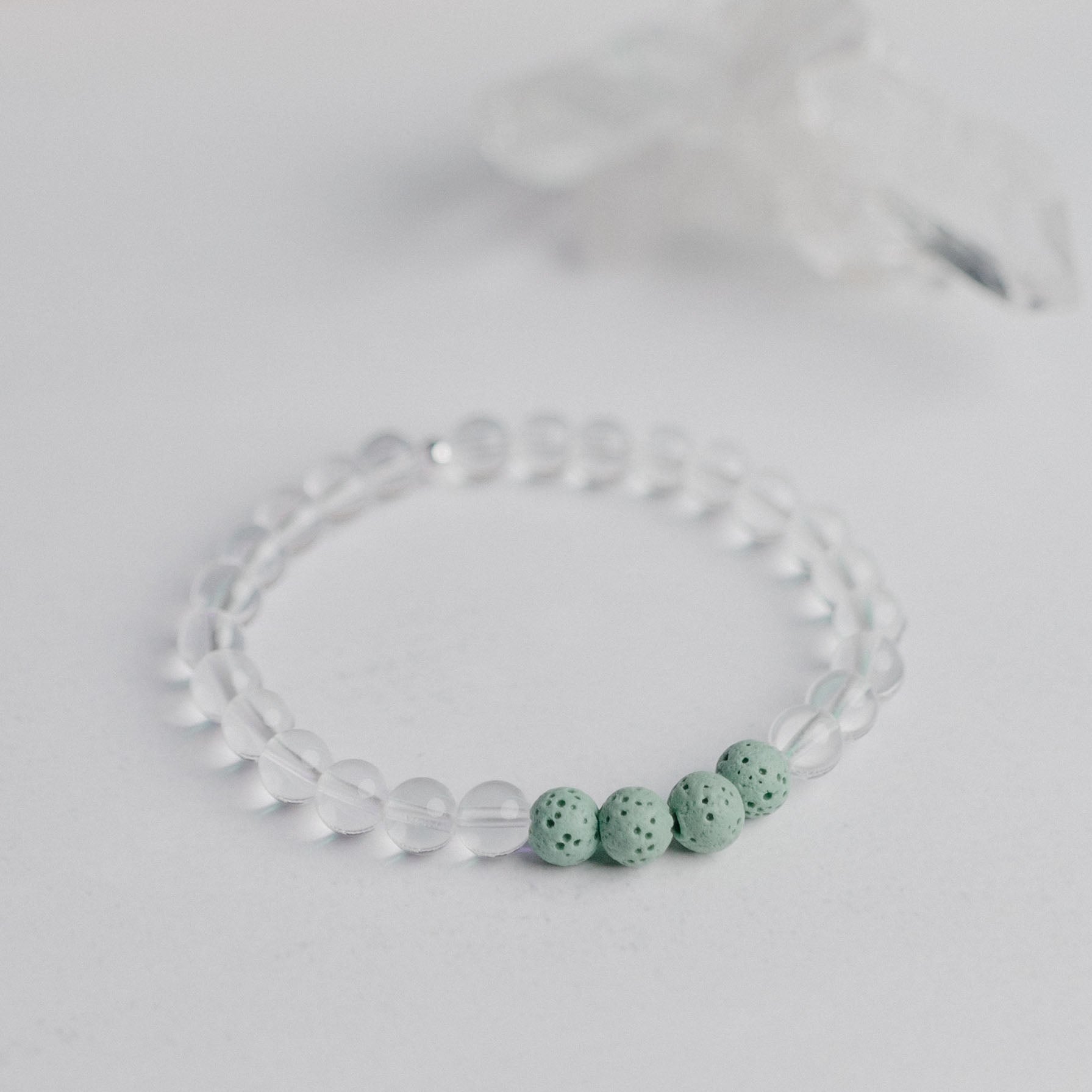 Diffusor Armband klassisch mit 4 Lavaperlen – ideal zum Beduften mit ätherischen Ölen. Handgefertigter Edelstein-Schmuck von Moonlight.