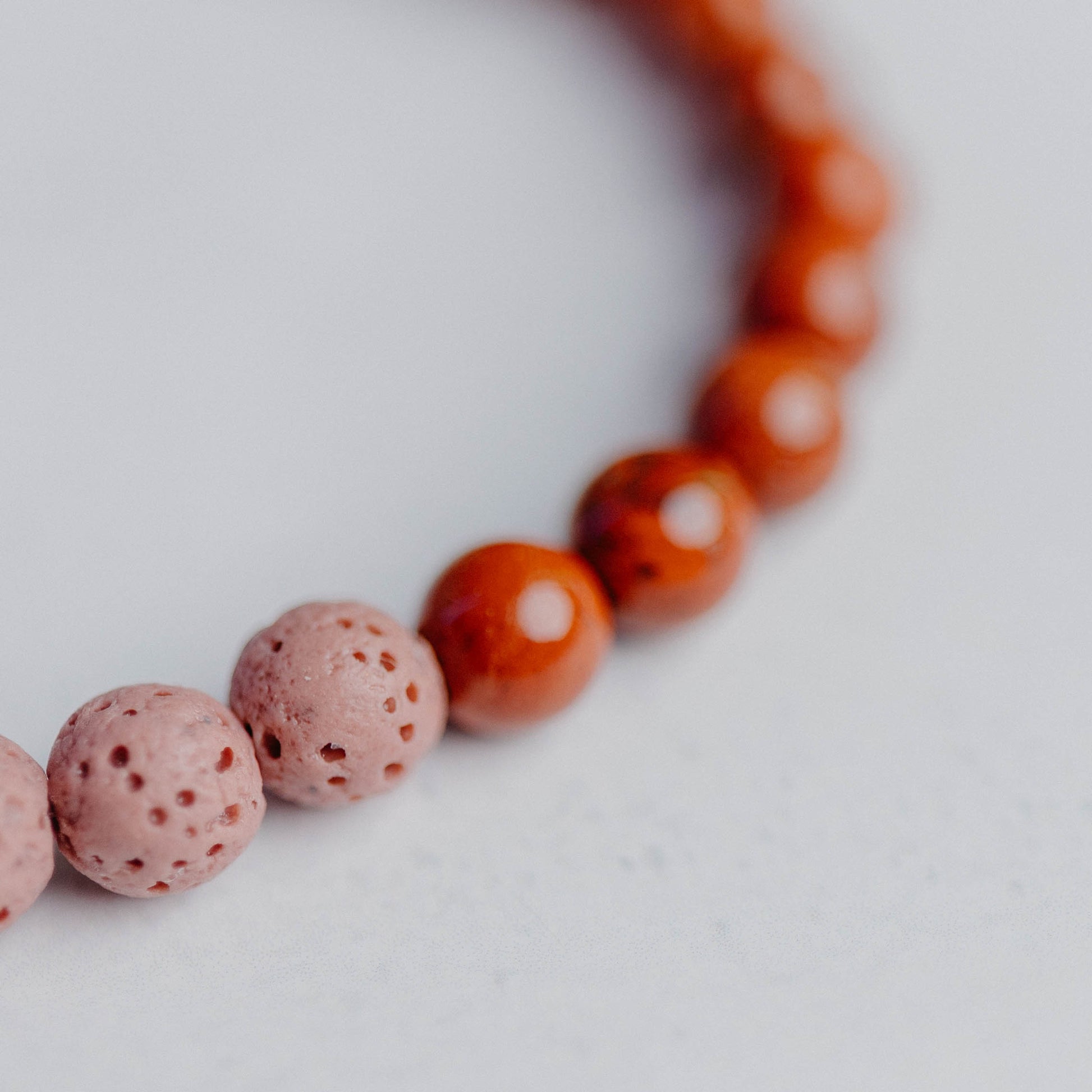 Diffusor Armband klassisch mit 4 Lavaperlen – ideal zum Beduften mit ätherischen Ölen. Handgefertigter Edelstein-Schmuck von Moonlight.