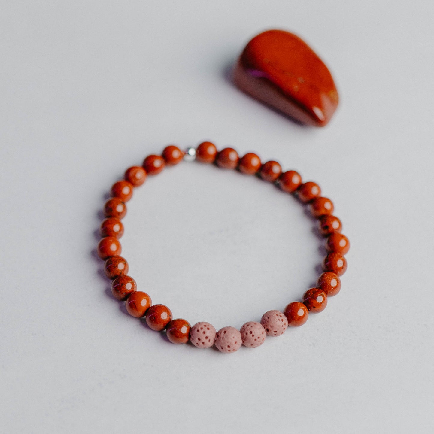 Diffusor Armband klassisch mit 4 Lavaperlen – ideal zum Beduften mit ätherischen Ölen. Handgefertigter Edelstein-Schmuck von Moonlight.
