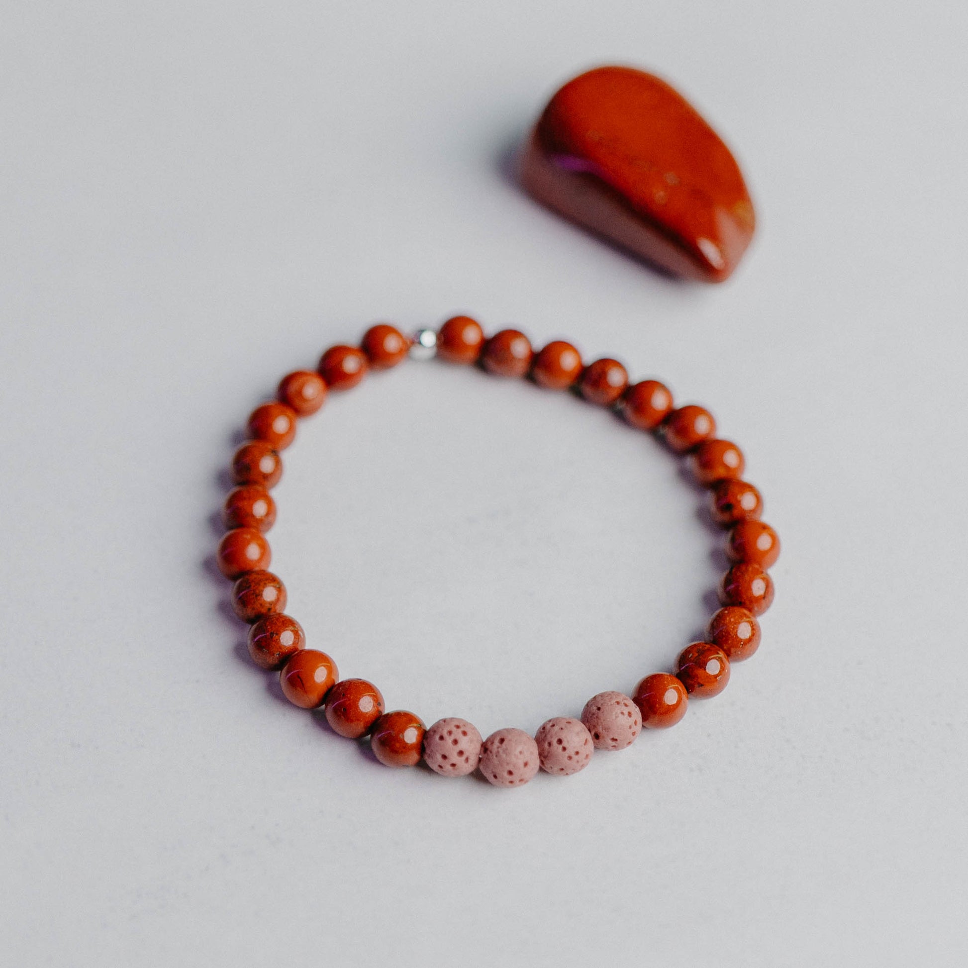 Diffusor Armband klassisch mit 4 Lavaperlen – ideal zum Beduften mit ätherischen Ölen. Handgefertigter Edelstein-Schmuck von Moonlight.