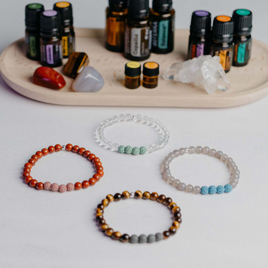 Diffusor Armband klassisch mit 4 Lavaperlen – ideal zum Beduften mit ätherischen Ölen. Handgefertigter Edelstein-Schmuck von Moonlight.