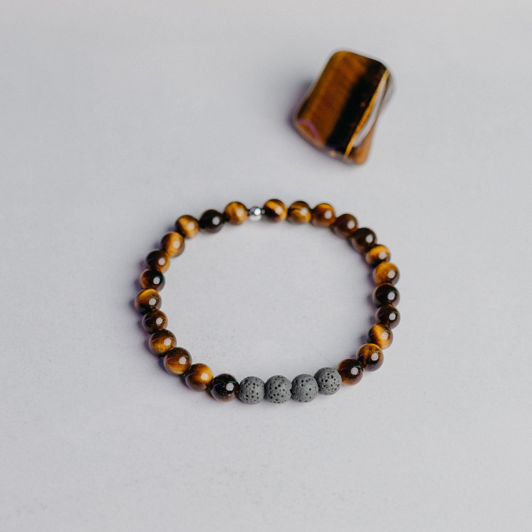 Diffusor Armband klassisch mit 4 Lavaperlen – ideal zum Beduften mit ätherischen Ölen. Handgefertigter Edelstein-Schmuck von Moonlight.