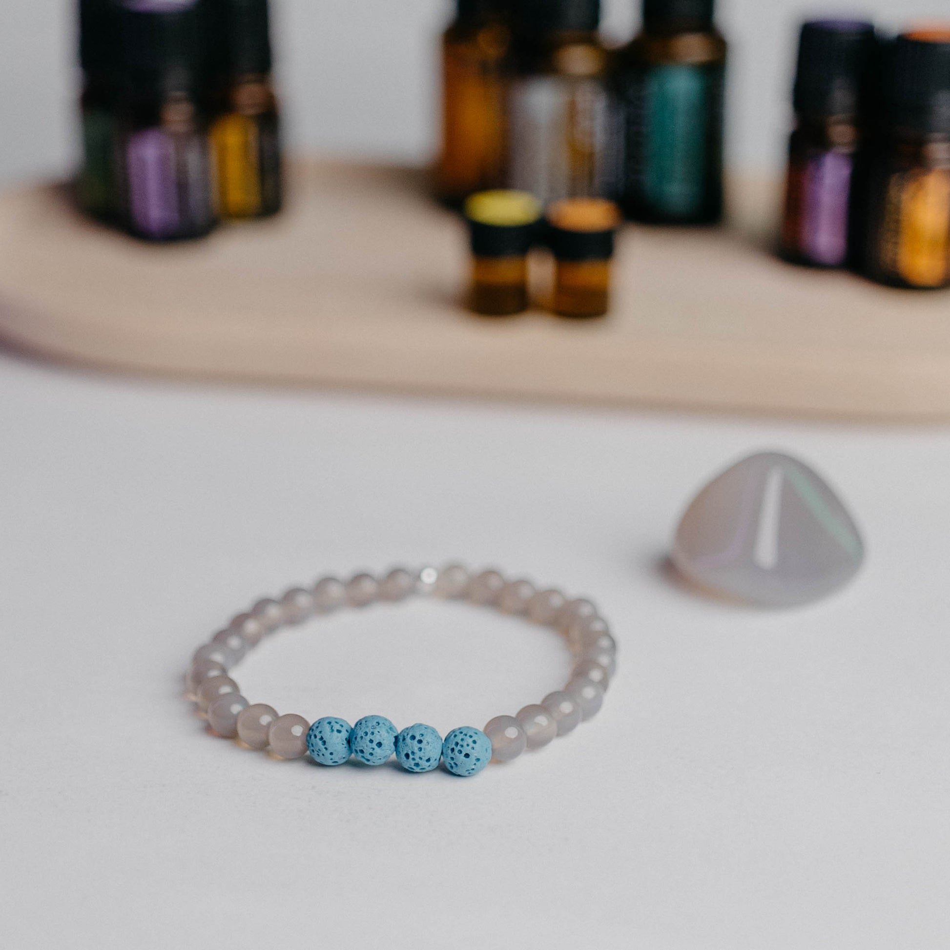 Diffusor Armband klassisch mit 4 Lavaperlen – ideal zum Beduften mit ätherischen Ölen. Handgefertigter Edelstein-Schmuck von Moonlight.