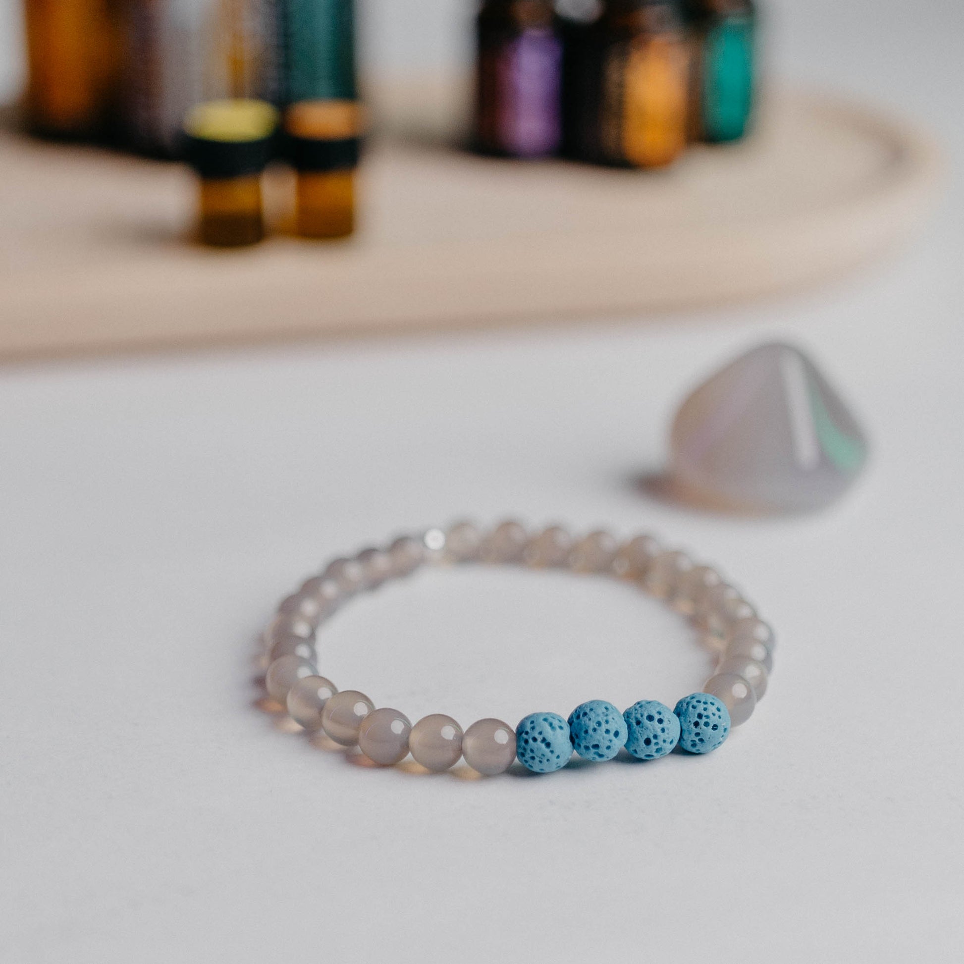 Diffusor Armband klassisch mit 4 Lavaperlen – ideal zum Beduften mit ätherischen Ölen. Handgefertigter Edelstein-Schmuck von Moonlight.