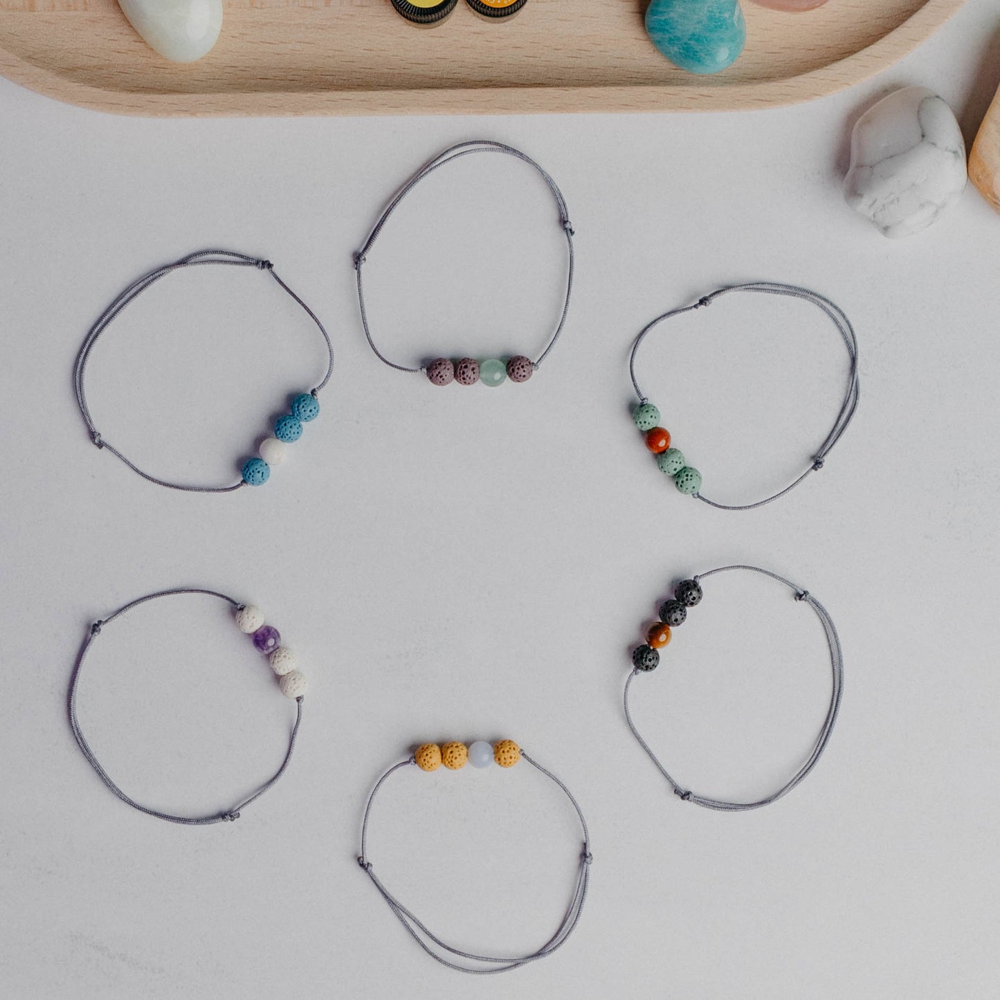 Zartes Diffusor Armband mit 3 Lavaperlen auf Nylonband – stilvoller Aroma-Schmuck für deine ätherischen Öle.