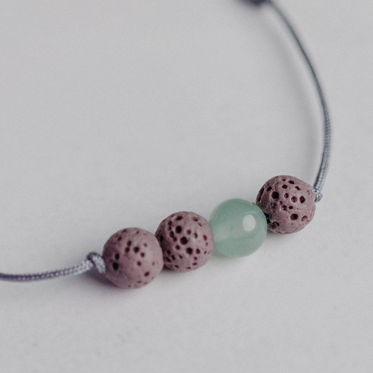 Zartes Diffusor Armband mit 3 Lavaperlen auf Nylonband – stilvoller Aroma-Schmuck für deine ätherischen Öle.