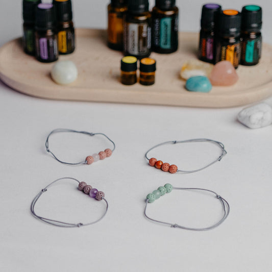 Zartes Diffusor Armband mit 3 Lavaperlen auf Nylonband – stilvoller Aroma-Schmuck für deine ätherischen Öle.