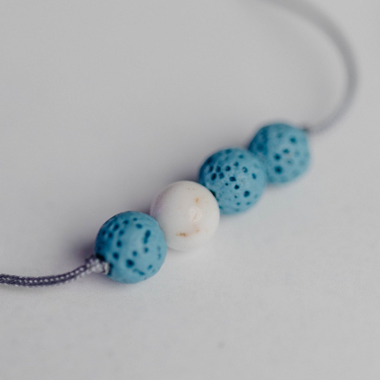 Zartes Diffusor Armband mit 3 Lavaperlen auf Nylonband – stilvoller Aroma-Schmuck für deine ätherischen Öle.