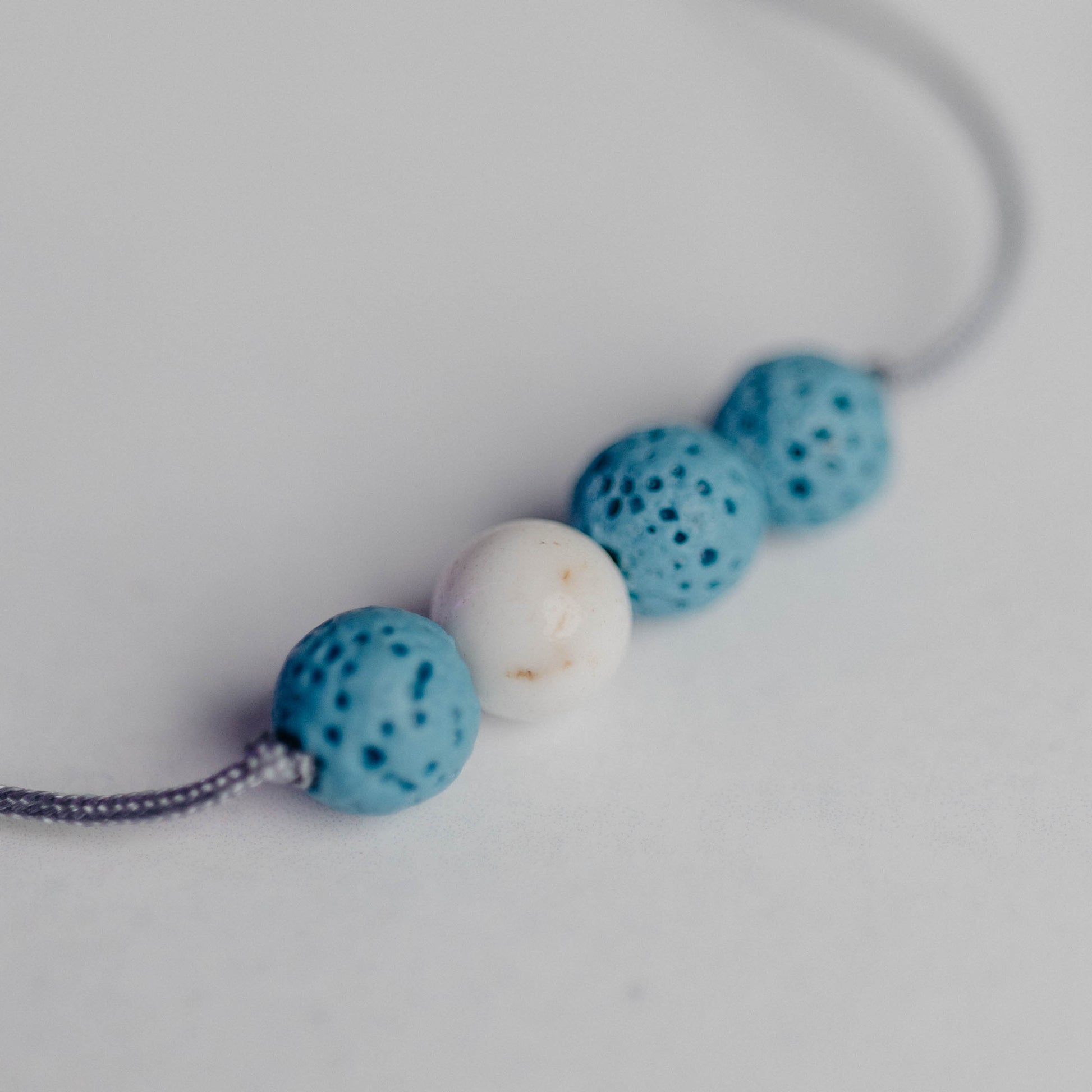 Zartes Diffusor Armband mit 3 Lavaperlen auf Nylonband – stilvoller Aroma-Schmuck für deine ätherischen Öle.