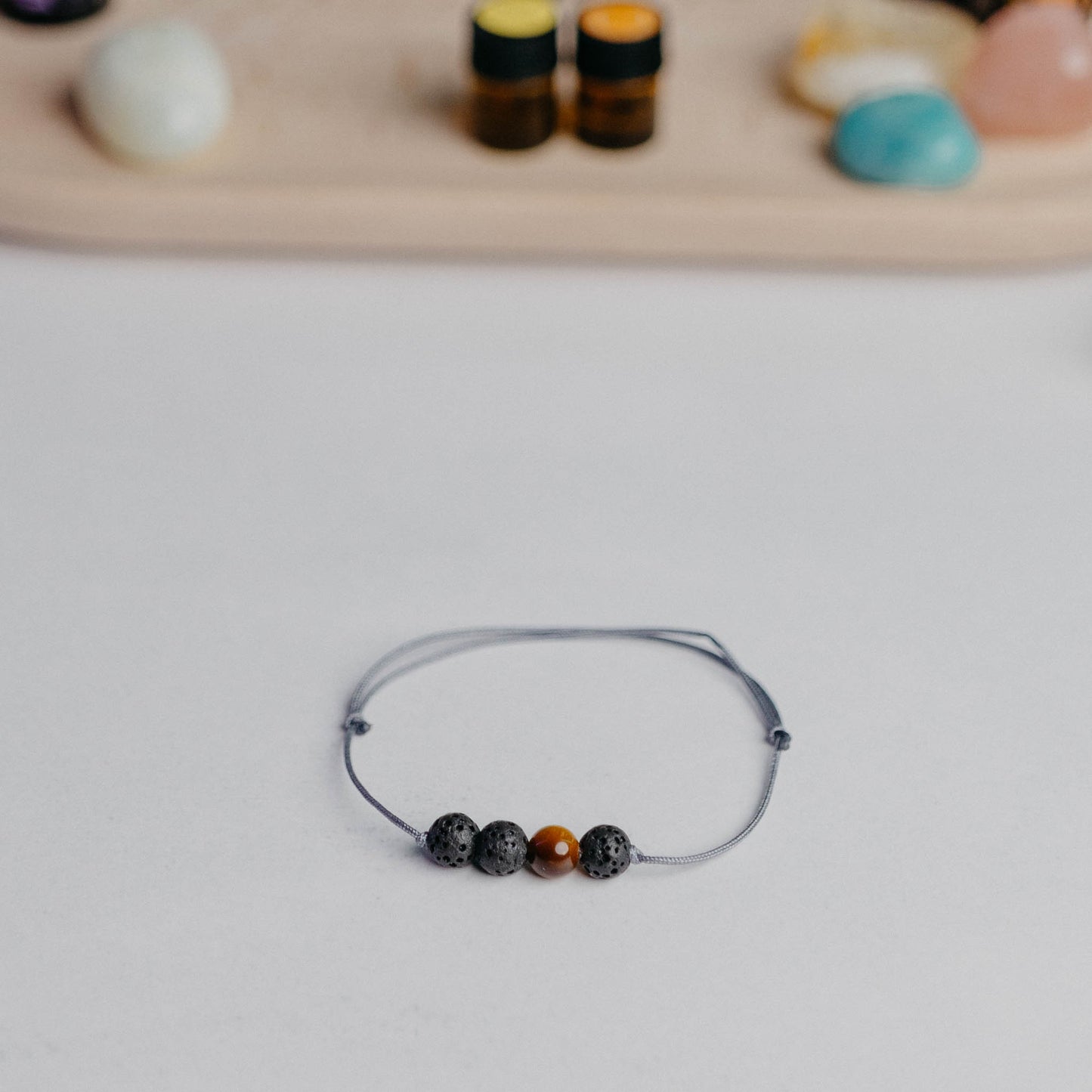 Zartes Diffusor Armband mit 3 Lavaperlen auf Nylonband – stilvoller Aroma-Schmuck für deine ätherischen Öle.