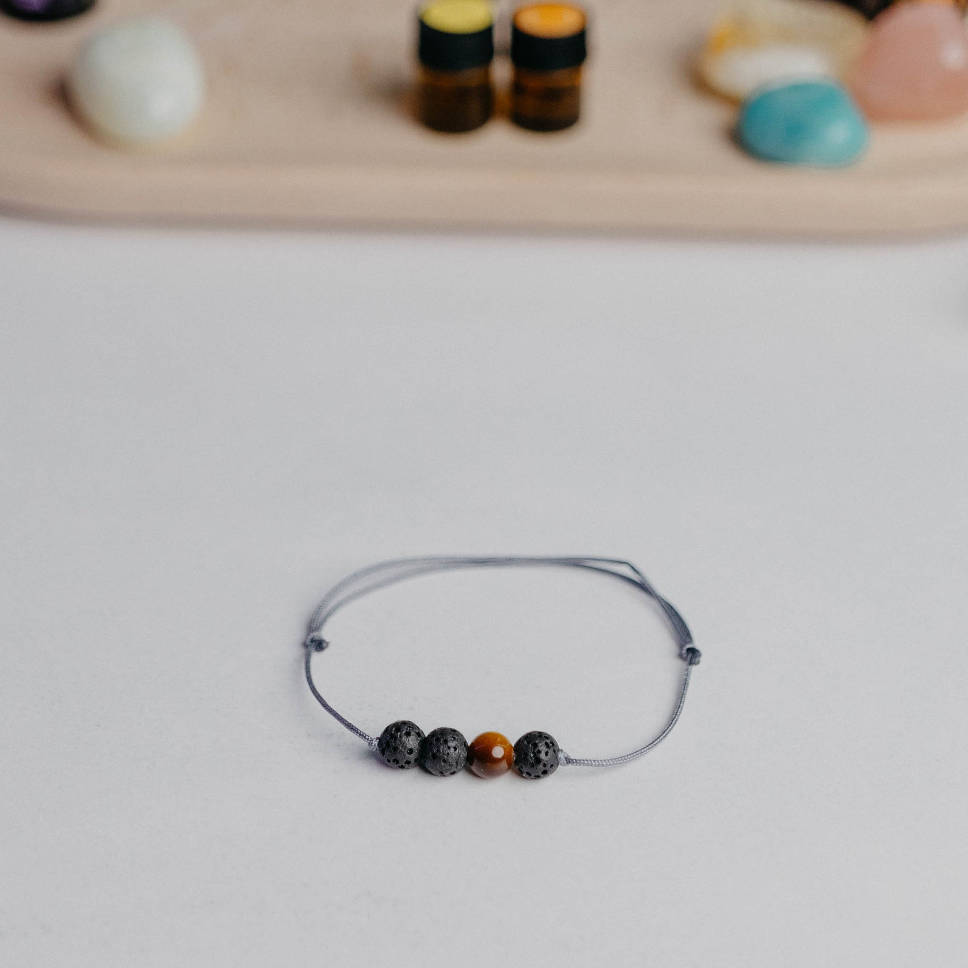 Zartes Diffusor Armband mit 3 Lavaperlen auf Nylonband – stilvoller Aroma-Schmuck für deine ätherischen Öle.