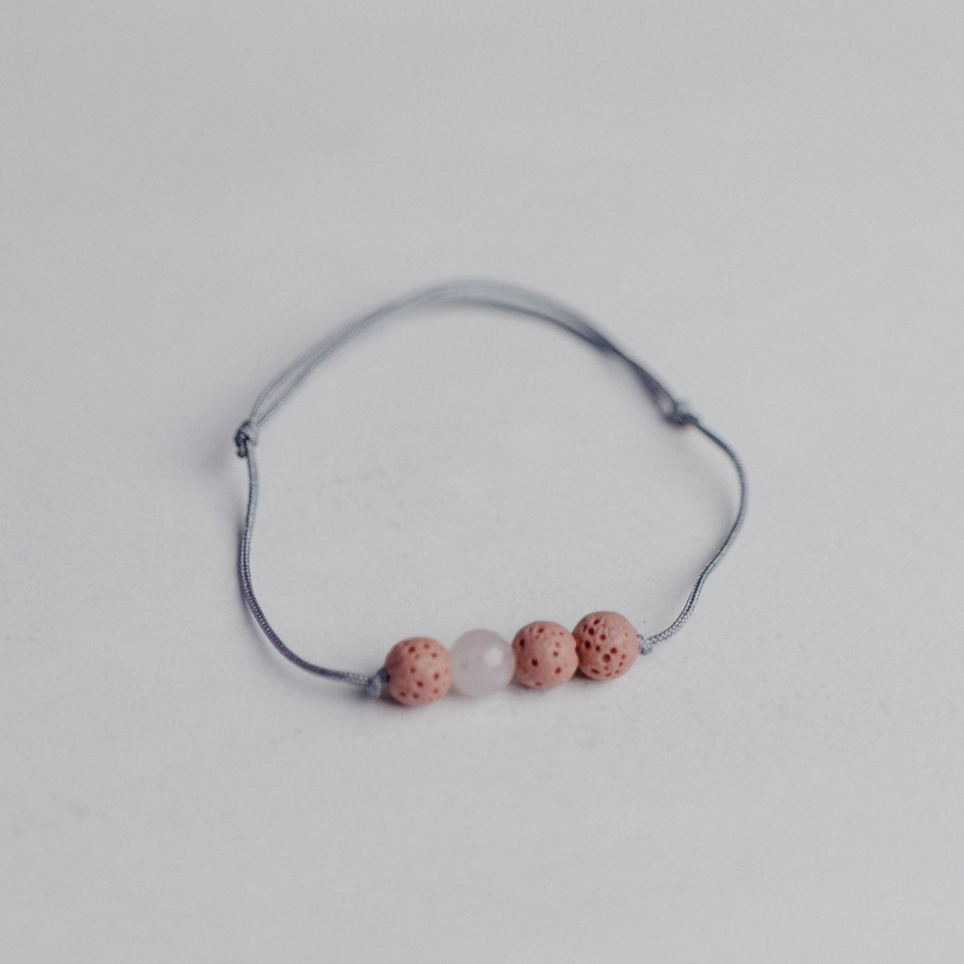 Zartes Diffusor Armband mit 3 Lavaperlen auf Nylonband – stilvoller Aroma-Schmuck für deine ätherischen Öle.