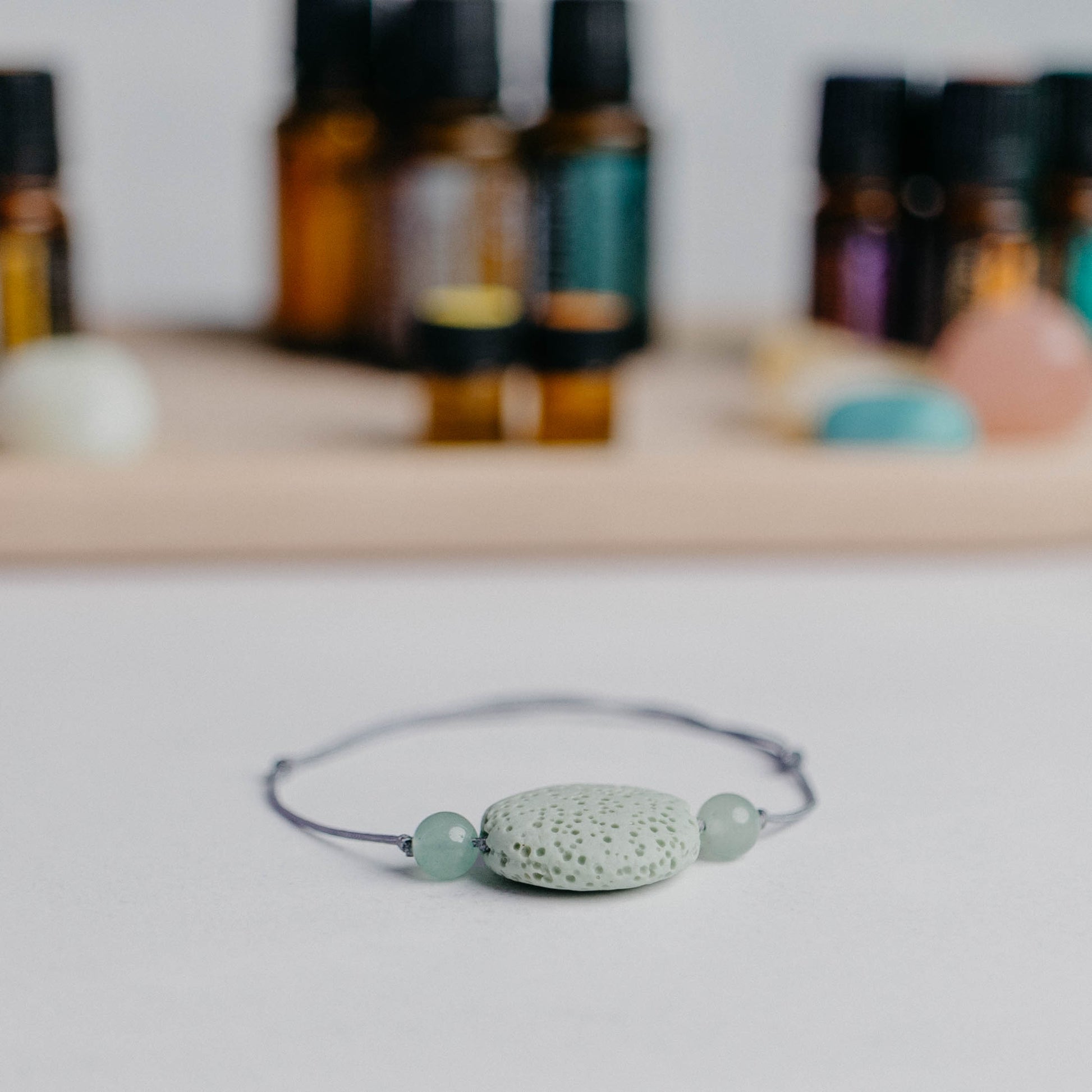 Diffusor Armband zart mit großer runder Lavaplatte 20mm auf Nylonband – handgefertigter Aroma-Schmuck von Moonlight Edelsteine.