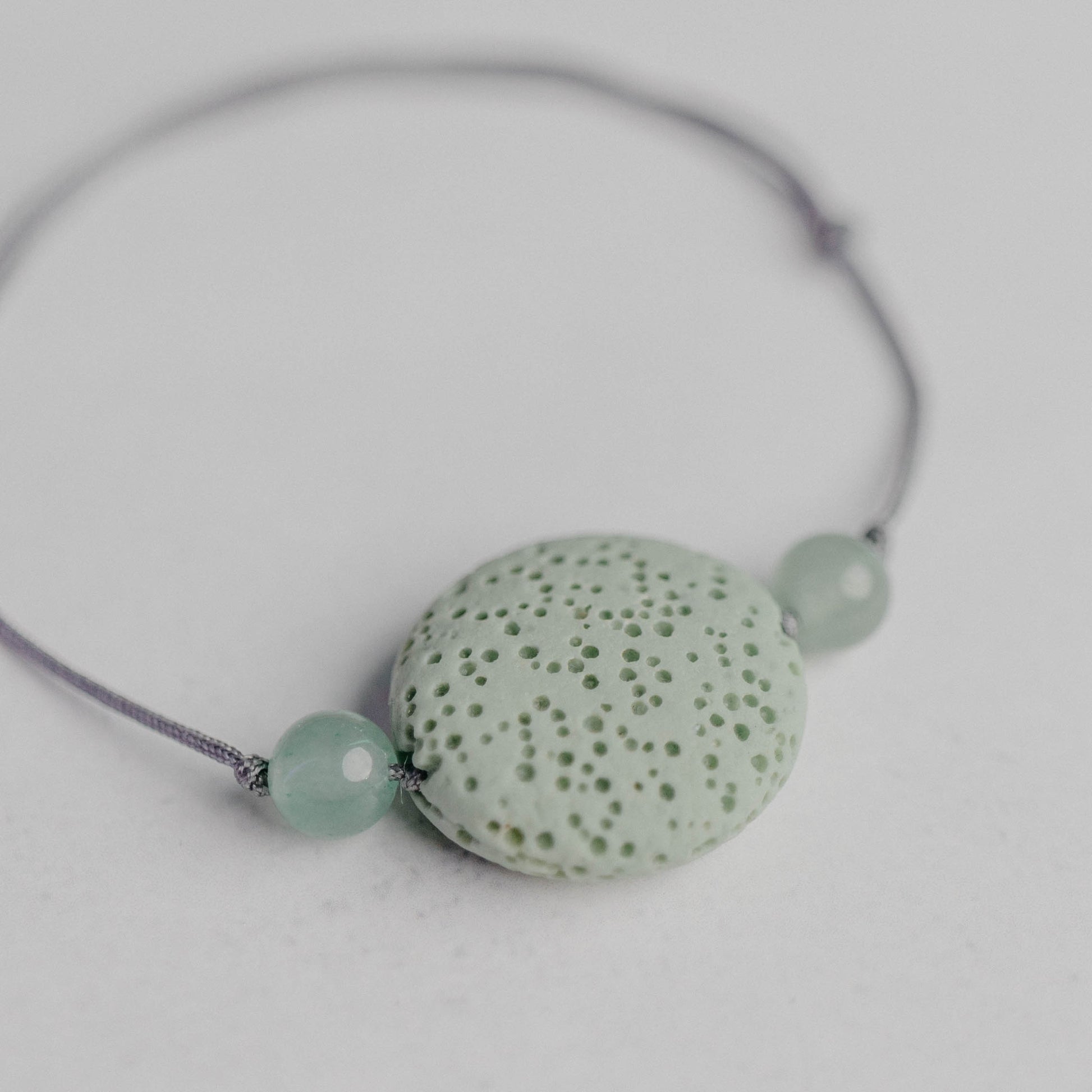 Diffusor Armband zart mit großer runder Lavaplatte 20mm auf Nylonband – handgefertigter Aroma-Schmuck von Moonlight Edelsteine.