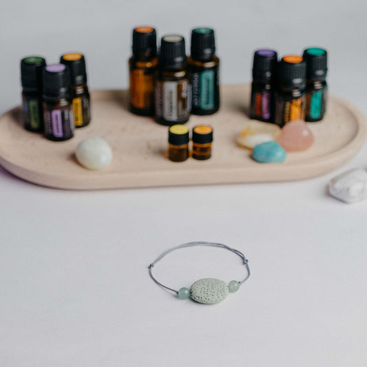 Diffusor Armband zart mit großer runder Lavaplatte 20mm auf Nylonband – handgefertigter Aroma-Schmuck von Moonlight Edelsteine.