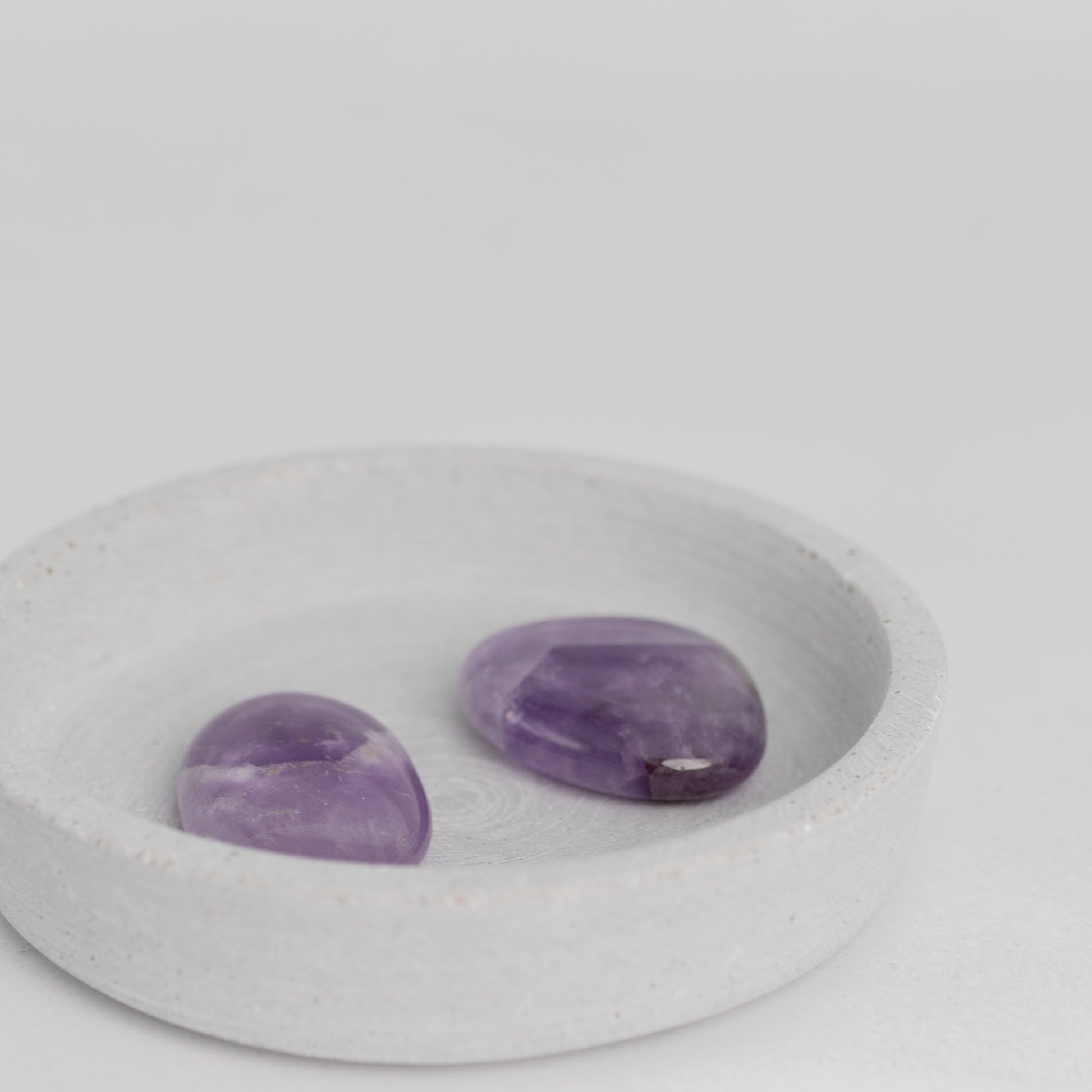 Flachstein Amethyst – Edelstein für Ruhe, Spiritualität und Schutz – Moonlight Edelsteine