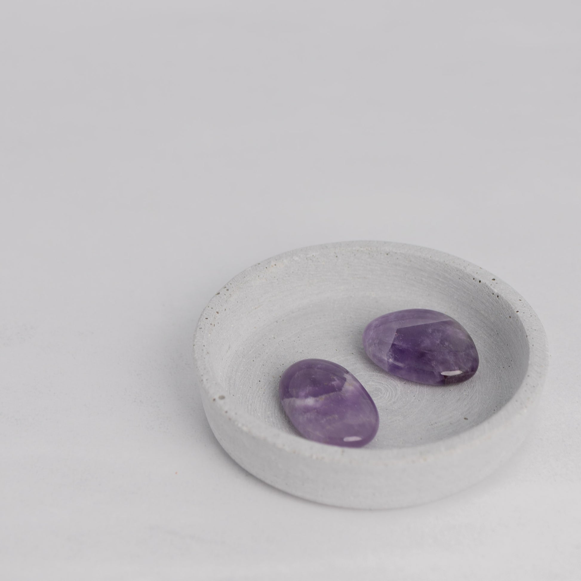 Flachstein Amethyst – Edelstein für Ruhe, Spiritualität und Schutz – Moonlight Edelsteine