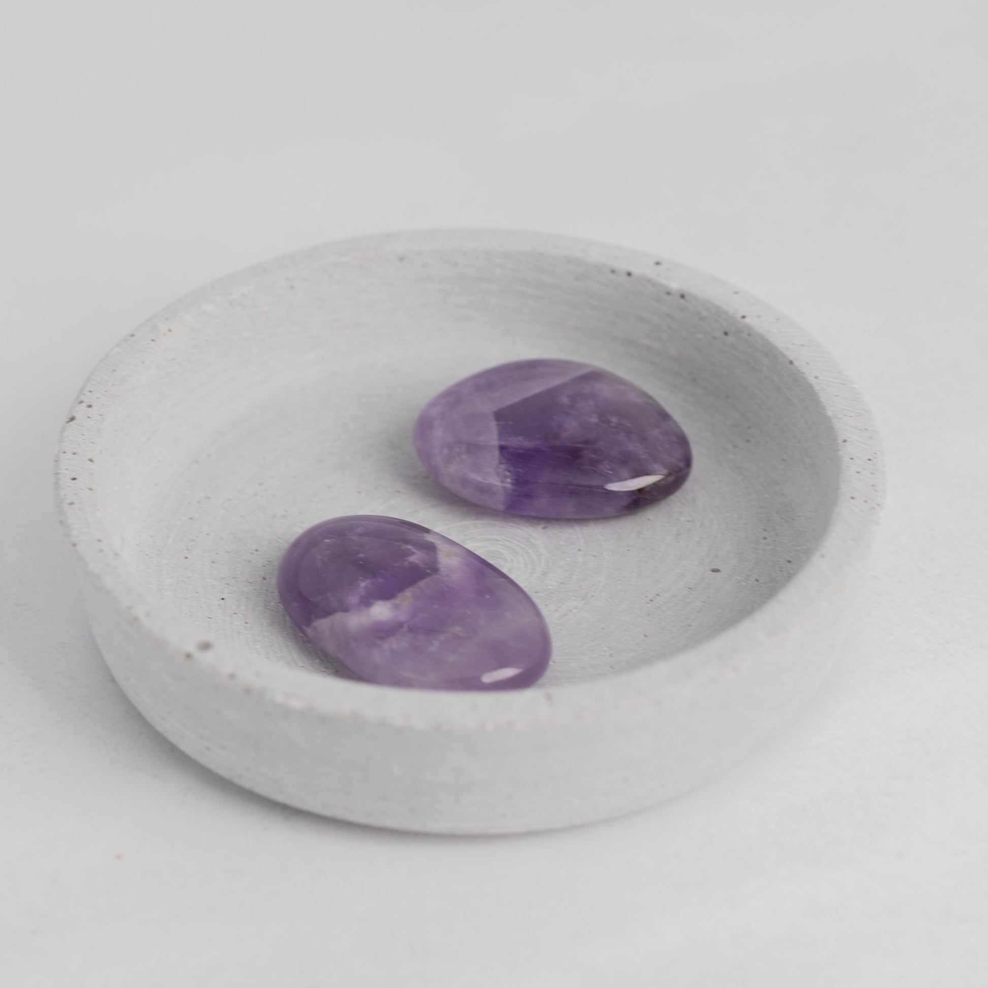 Flachstein Amethyst – Edelstein für Ruhe, Spiritualität und Schutz – Moonlight Edelsteine