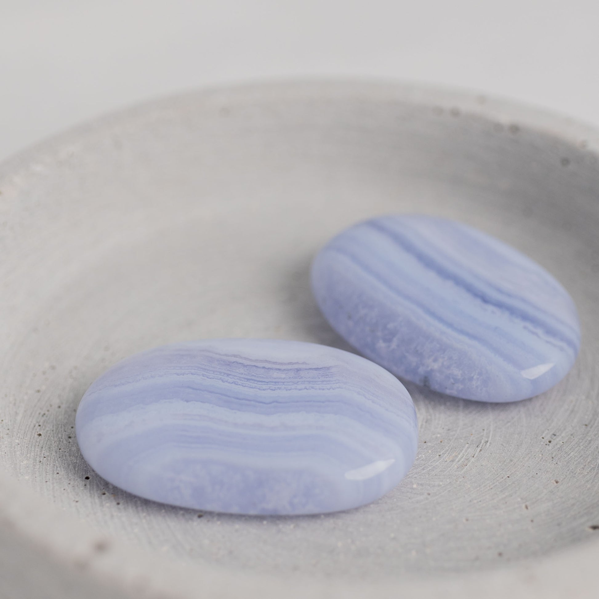 Flachstein Chalcedon – Edelstein für klare Kommunikation und innere Ruhe – Moonlight Edelsteine