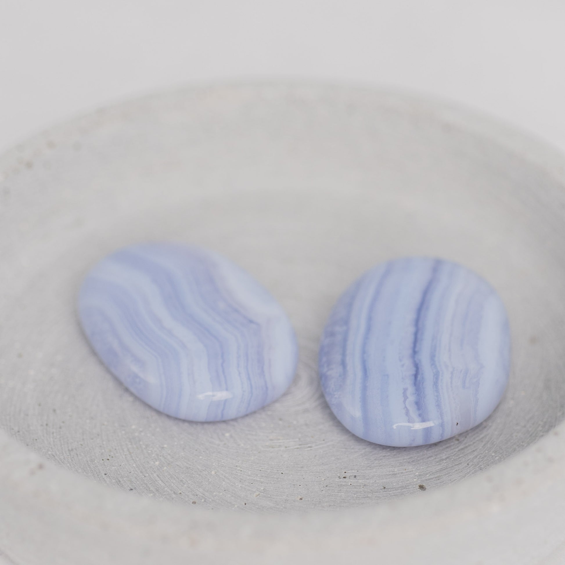 Flachstein Chalcedon – Edelstein für klare Kommunikation und innere Ruhe – Moonlight Edelsteine