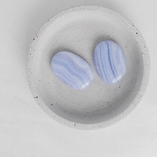 Flachstein Chalcedon – Edelstein für klare Kommunikation und innere Ruhe – Moonlight Edelsteine