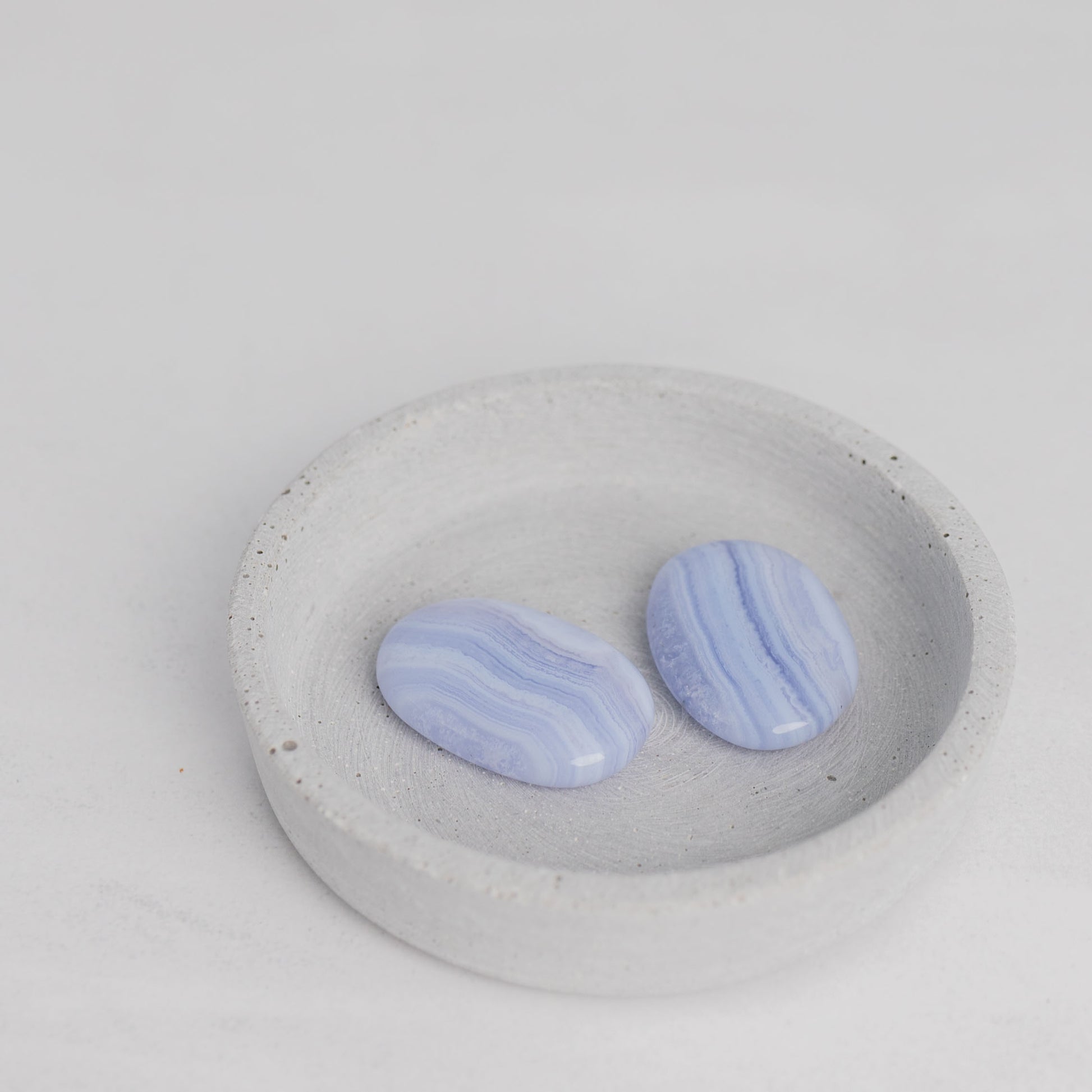 Flachstein Chalcedon – Edelstein für klare Kommunikation und innere Ruhe – Moonlight Edelsteine