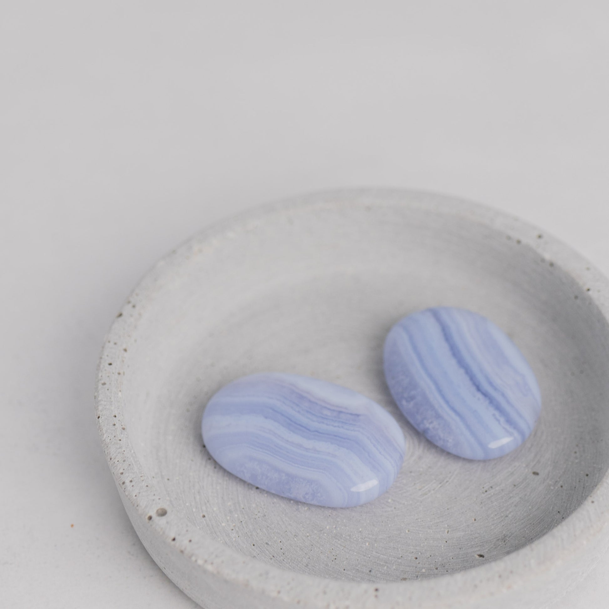 Flachstein Chalcedon – Edelstein für klare Kommunikation und innere Ruhe – Moonlight Edelsteine